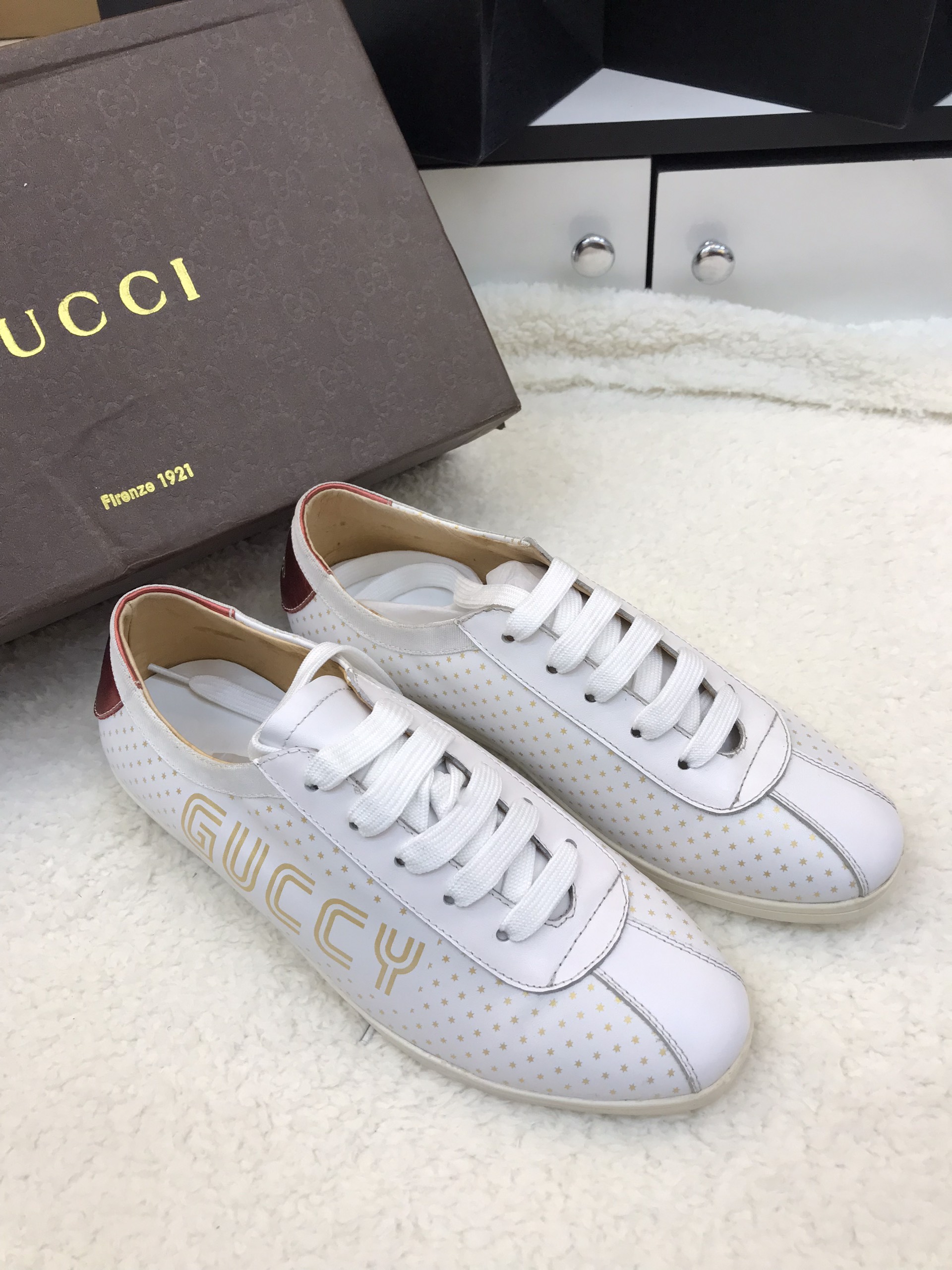 Giày Gucci Super Nữ Màu Trắng Logo Vàng Họa Tiết Chấm Bi Size 39