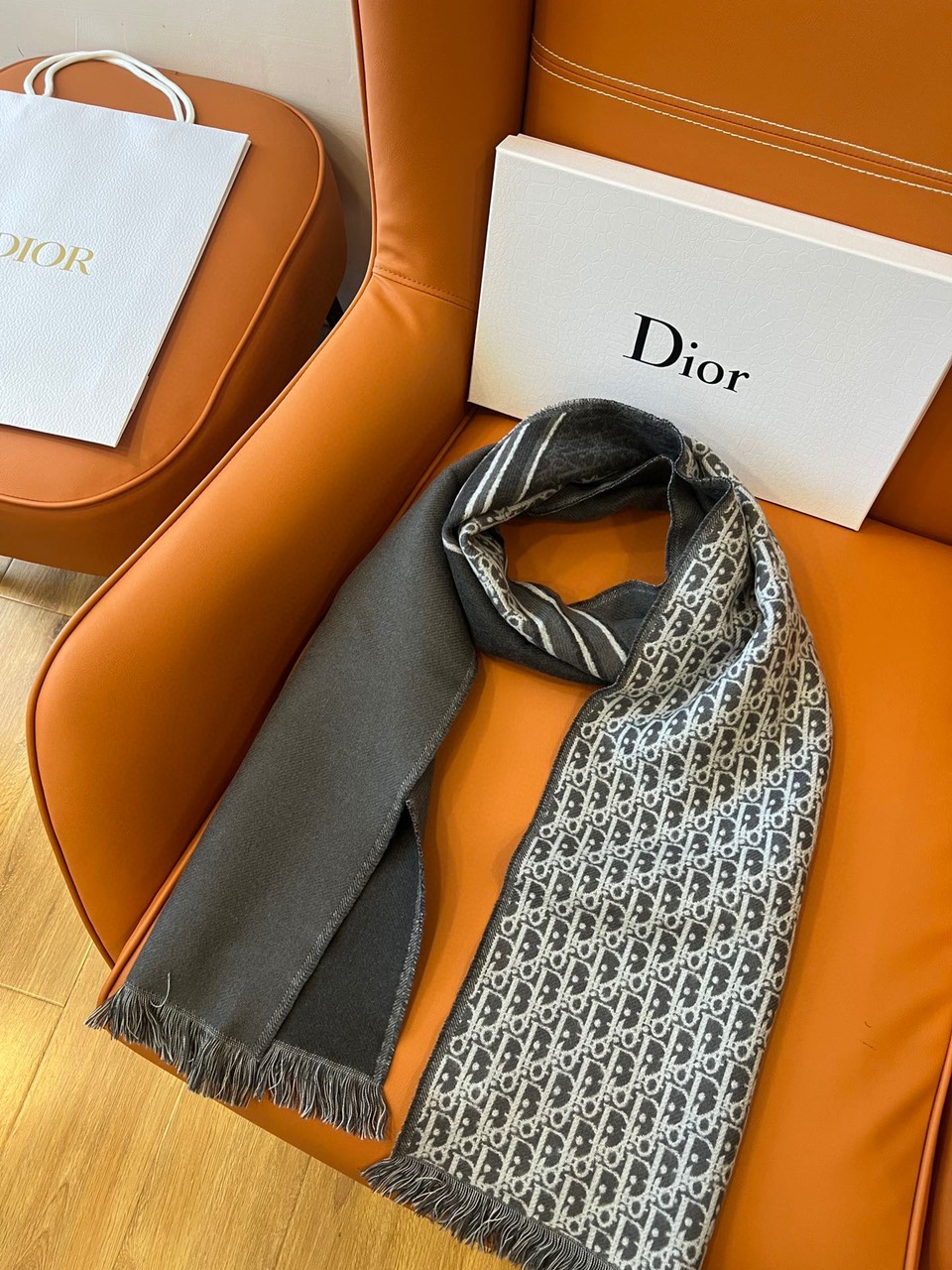 Khăn Choàng Dior Len Kết Hợp Tơ Tằm Màu Xám Logo Trắng Size 33*200cm