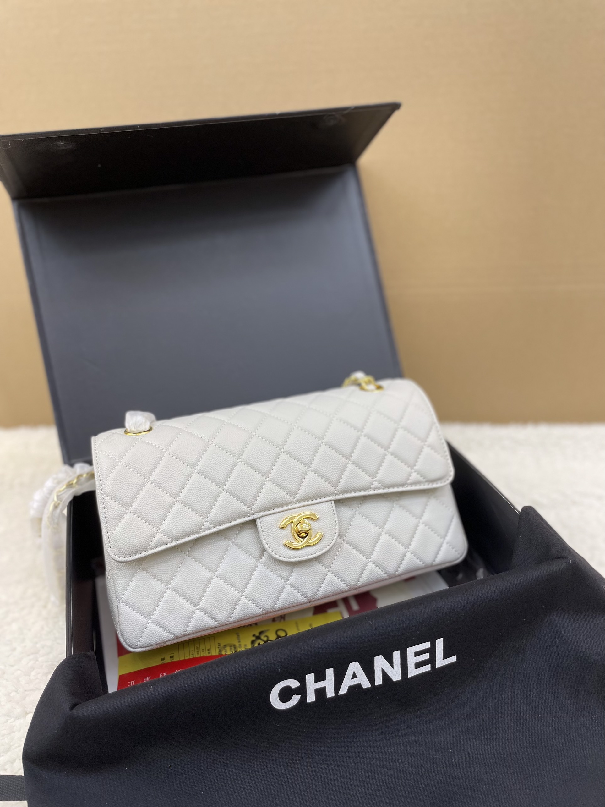 Túi Xách Chanel Classic Super Da Hạt Màu Trắng Khóa Vàng Size 26cm