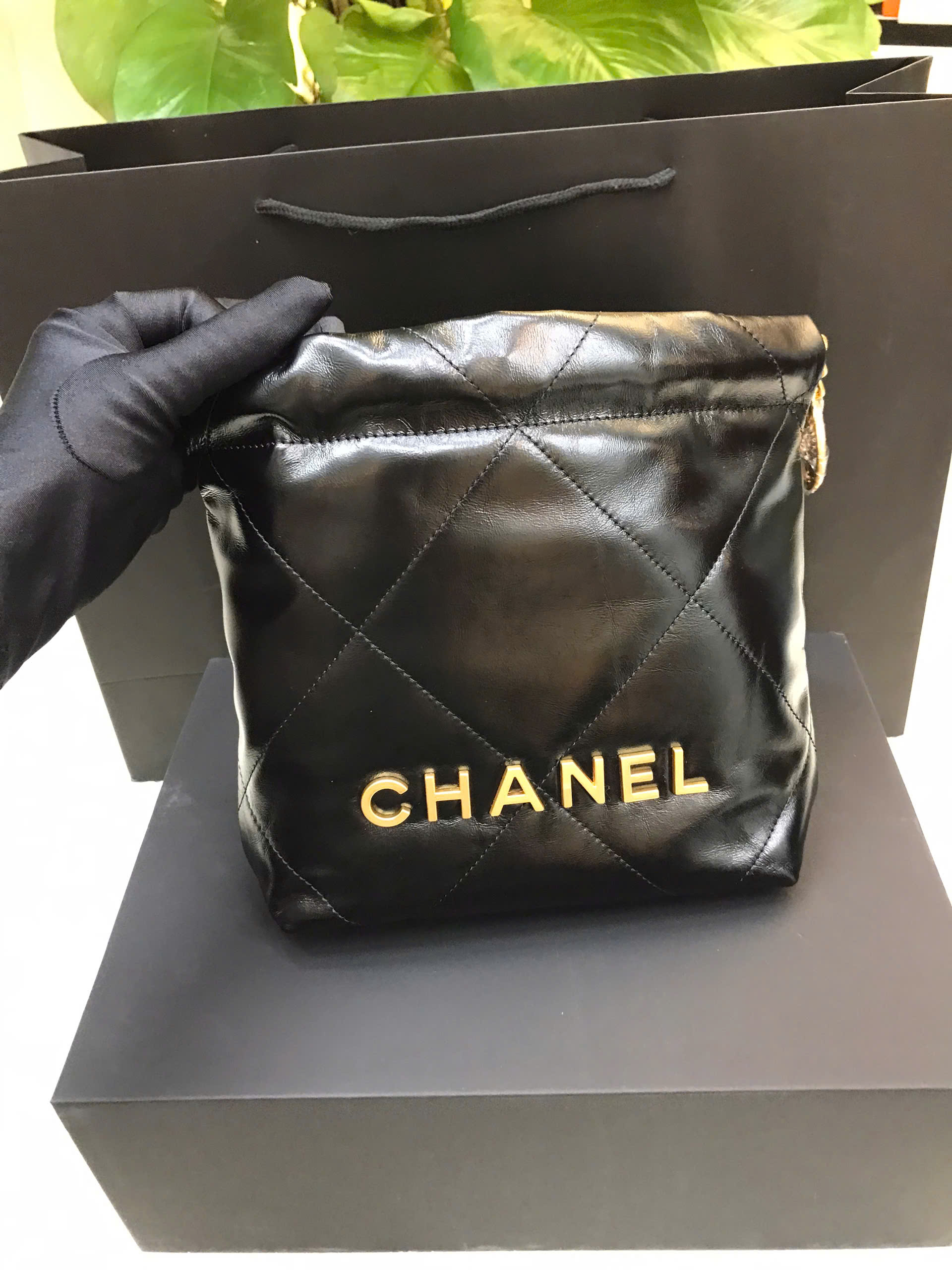 Túi Chanel 22 Shiny Calfskin Gold Tone Metal Black Mini Siêu Cấp Size 20cm