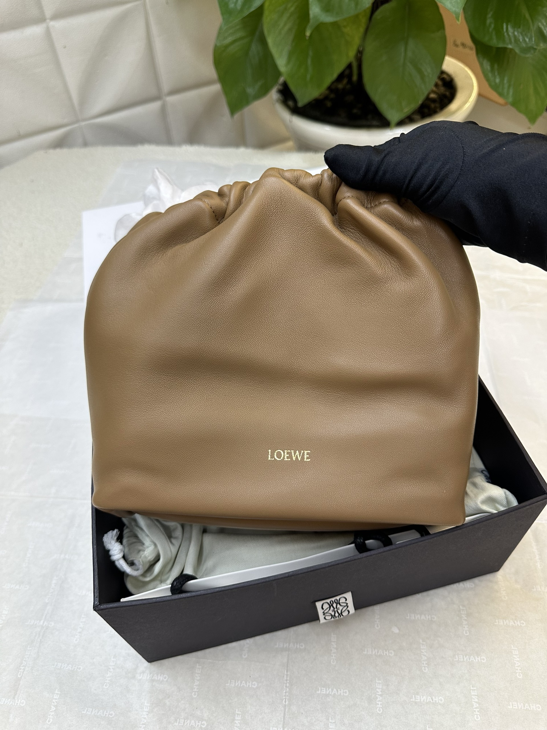 Túi Loewe Small Squeeze Bag In Nappa Lambskin Vip Màu Nâu Size 29cm