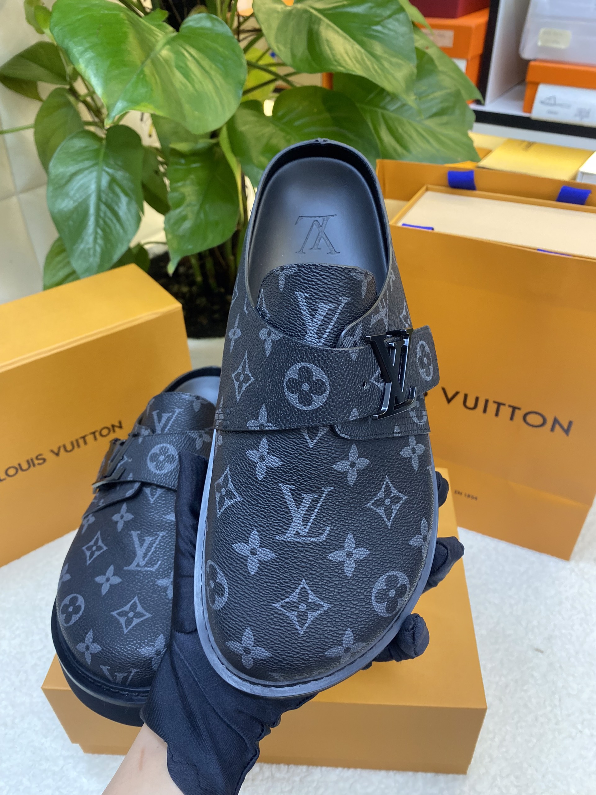 Giày LV Easy Mules Black Siêu Cấp Size 42 1AA0CC