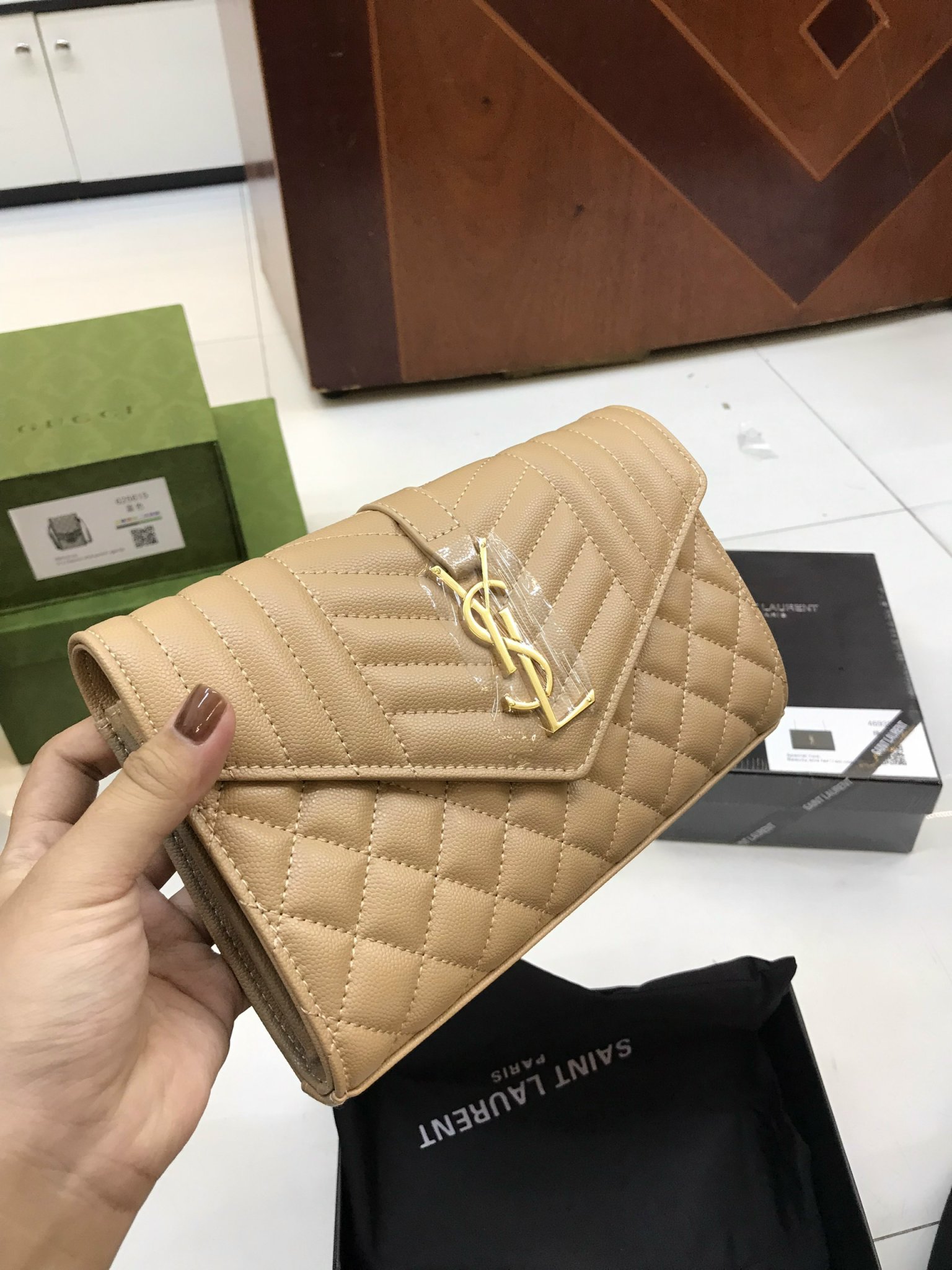 Túi Xách YSL Super Màu Kem Da Hạt Khóa Vàng Size 22cm