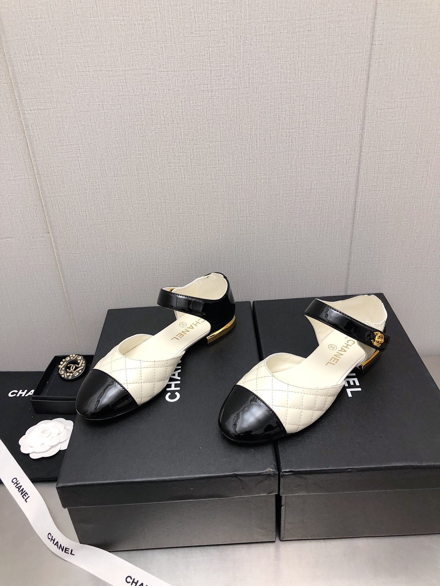 Giày Chanel 23P Catwalk Siêu Cấp Trắng Đen Size 35-39