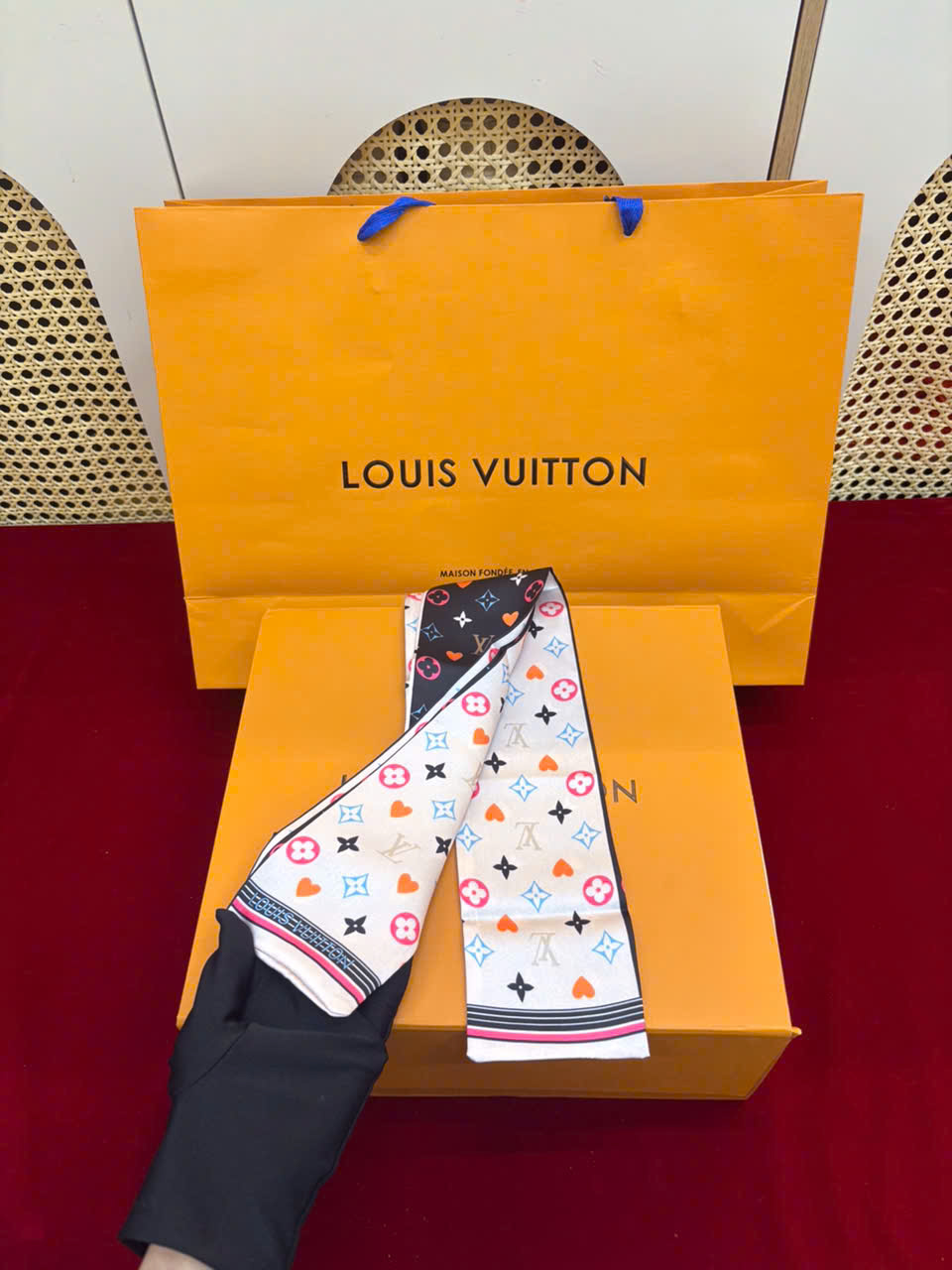 Khăn LV Cột Túi Xách Super 07
