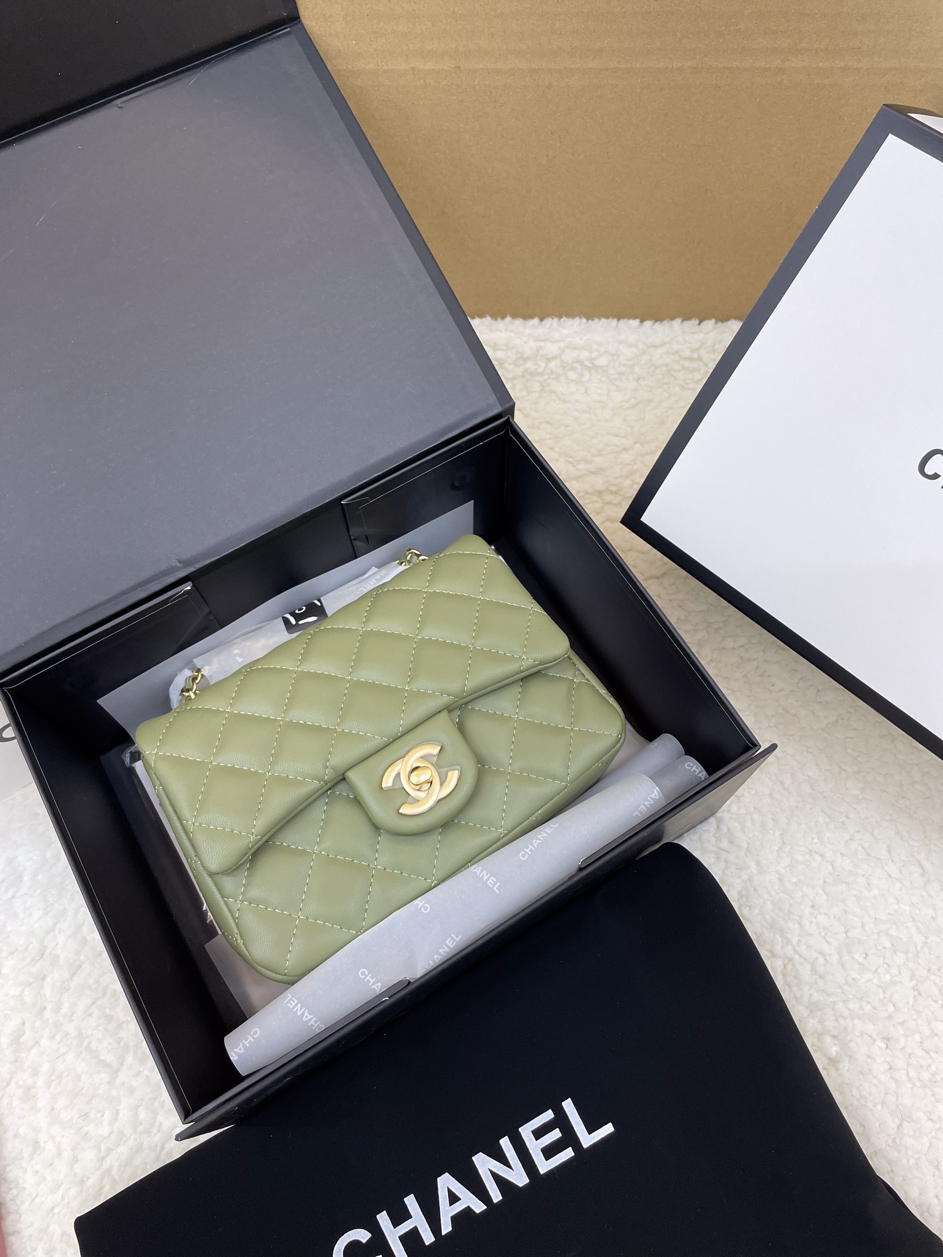 Túi Xách Chanel Classic Super Quả Chuông Da Lì Màu Xanh Size 18cm