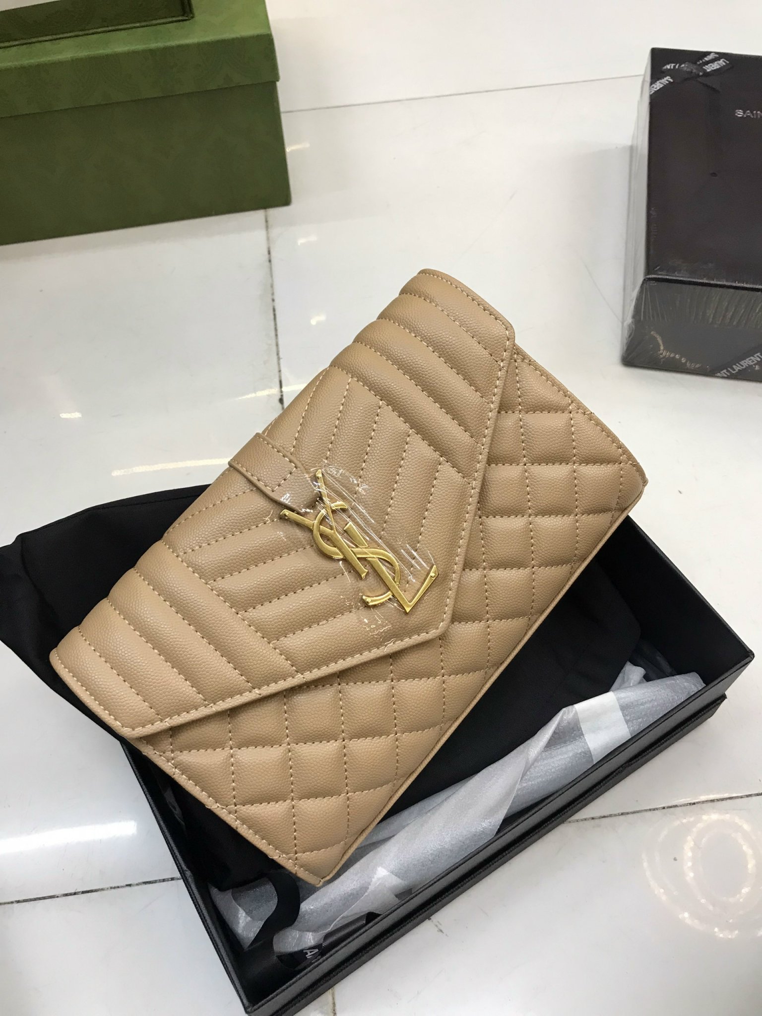 Túi Xách YSL Super Màu Kem Da Hạt Khóa Vàng Size 22cm