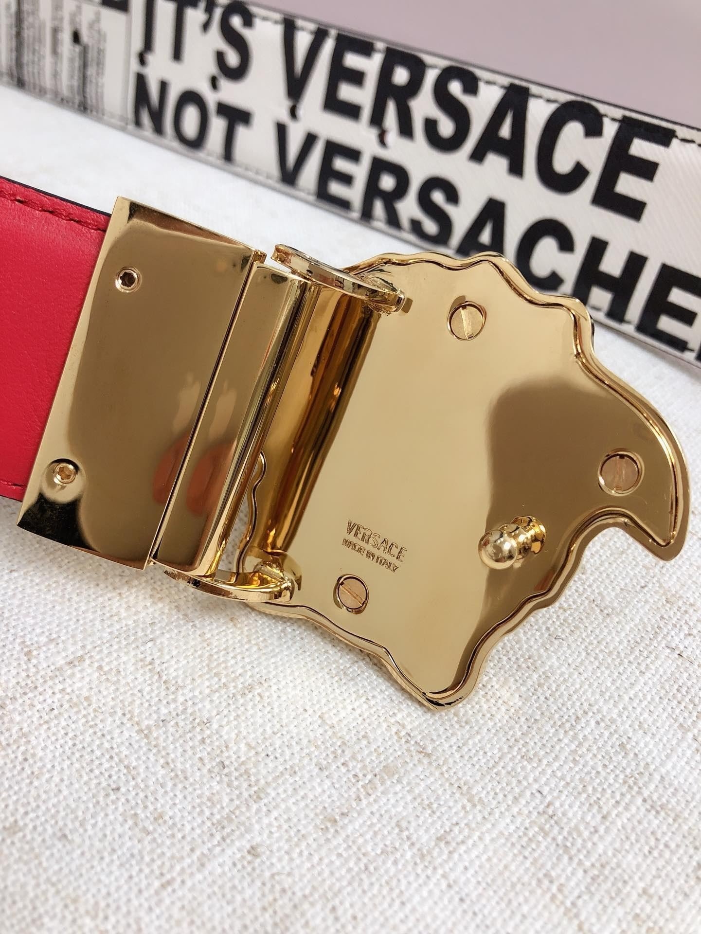 Thắt Lưng Versace Họa Tiết Giấy Báo Đỏ Siêu Cấp Mặt Vàng Size 3.8cm