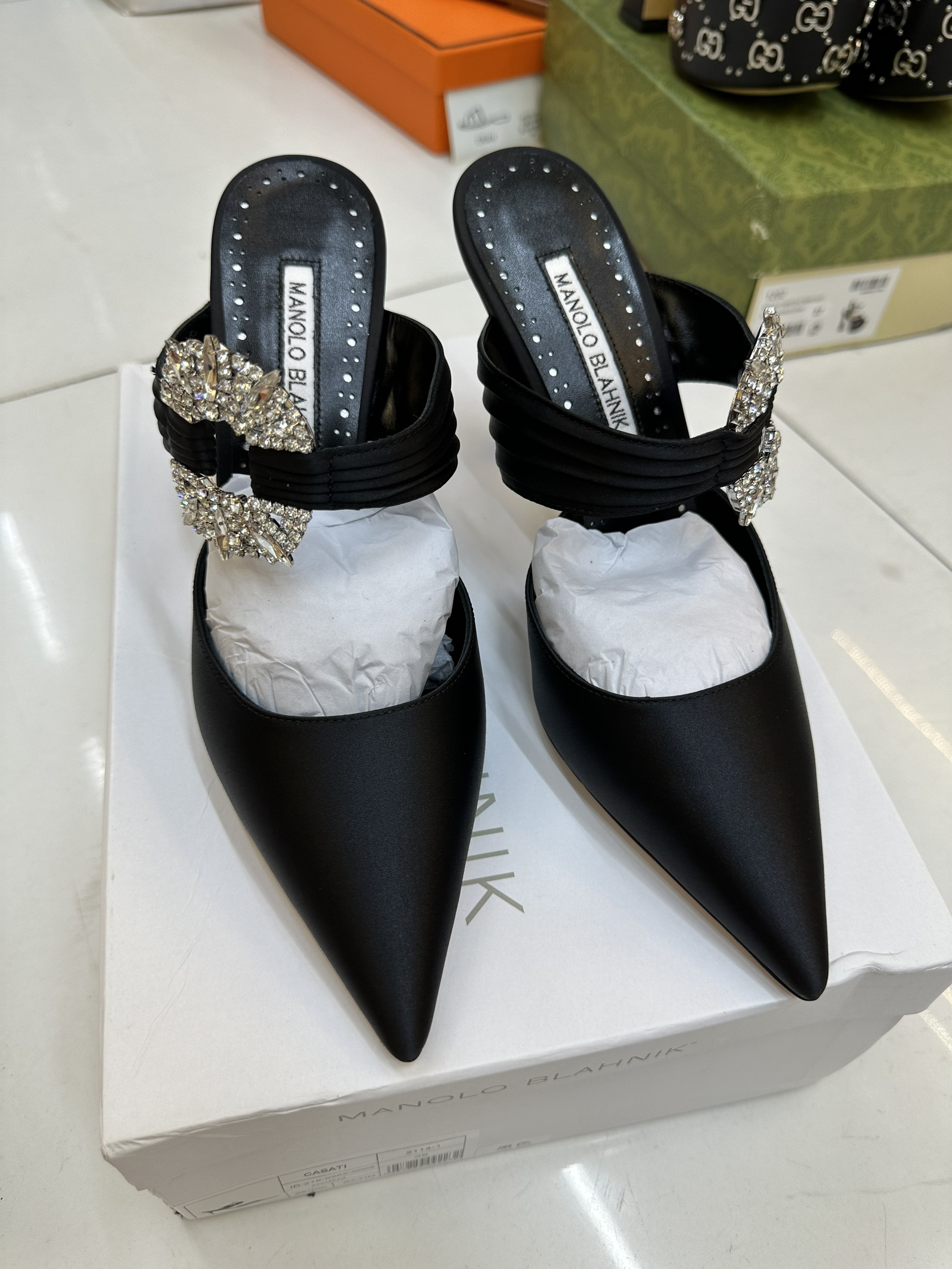 Giày Manolo Blahnk Maidugura Black Satin Embellished Buckle Mules Siêu Cấp Màu Đen Heels 9cm Size 39