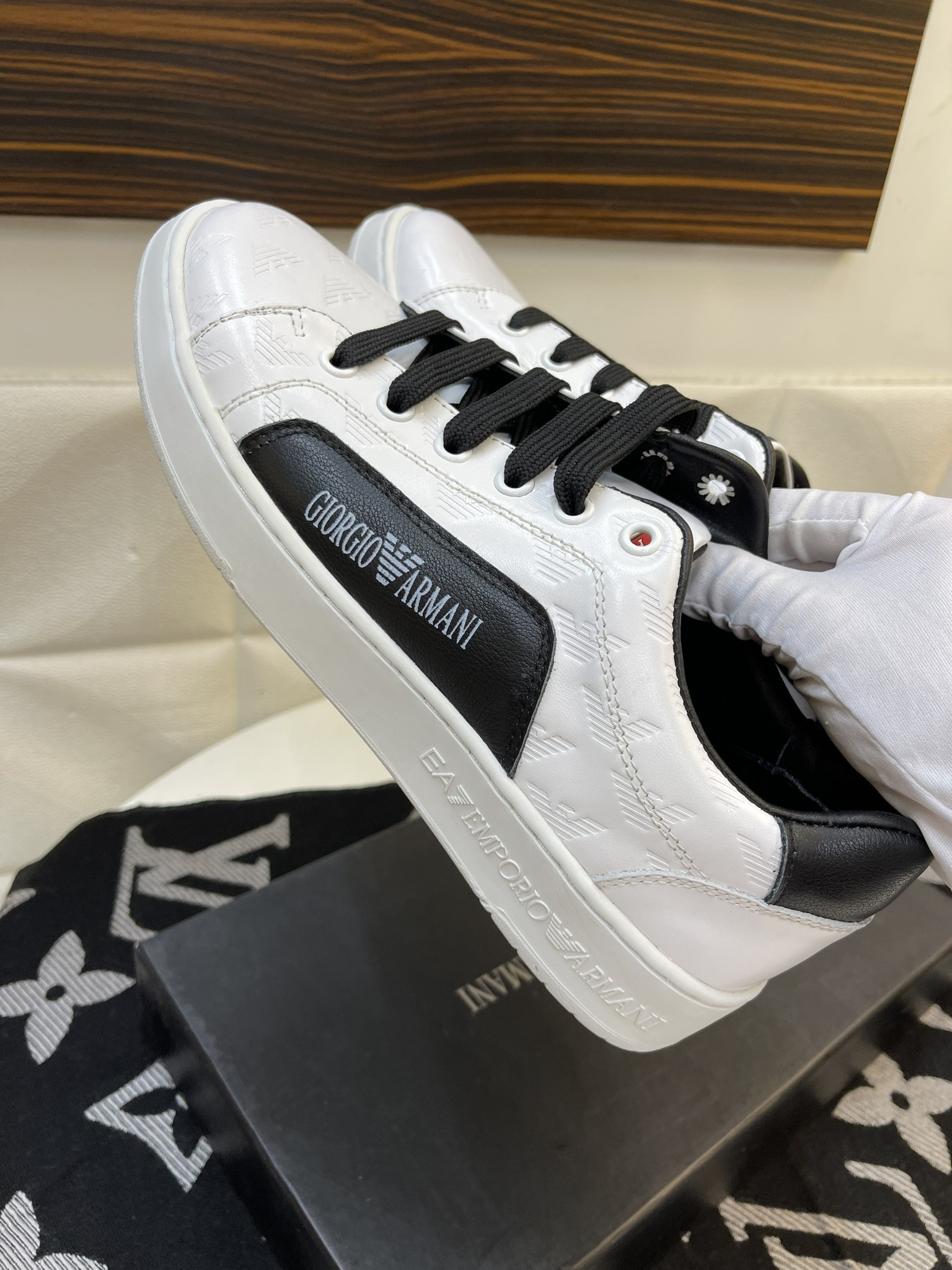 Giày Sneaker Hàng Quảng Châu Cao Cấp Màu Trắng Dây Đen Size 39