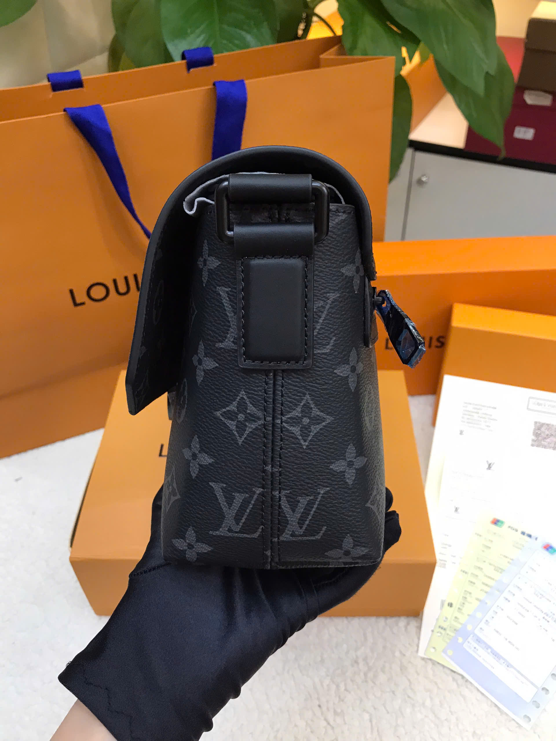 Túi LV S-Cape Messenger Vip Màu Đen Size 28cm M46794