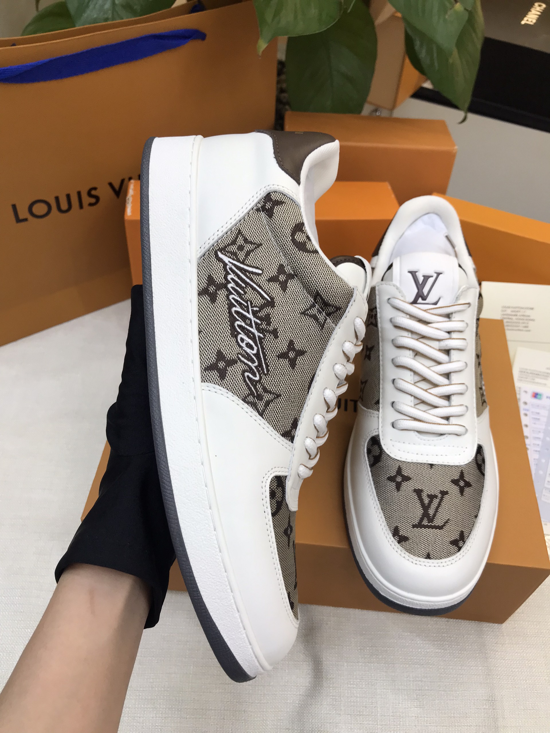 Giày LV Rivoli Sneaker Siêu Cấp Size 41 1ABF4L