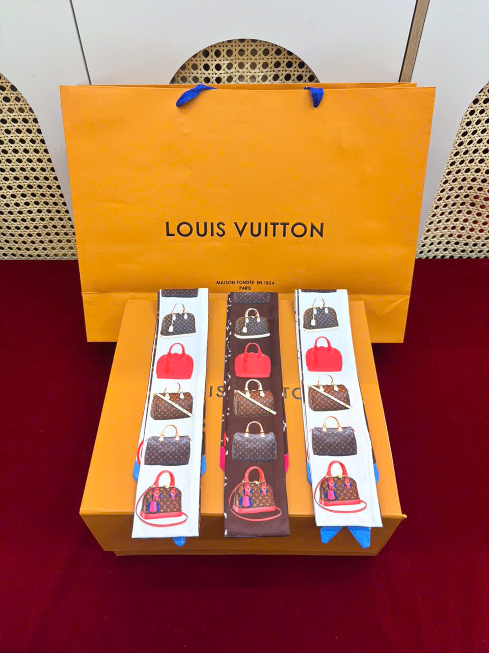Khăn LV Cột Túi Xách Super 08