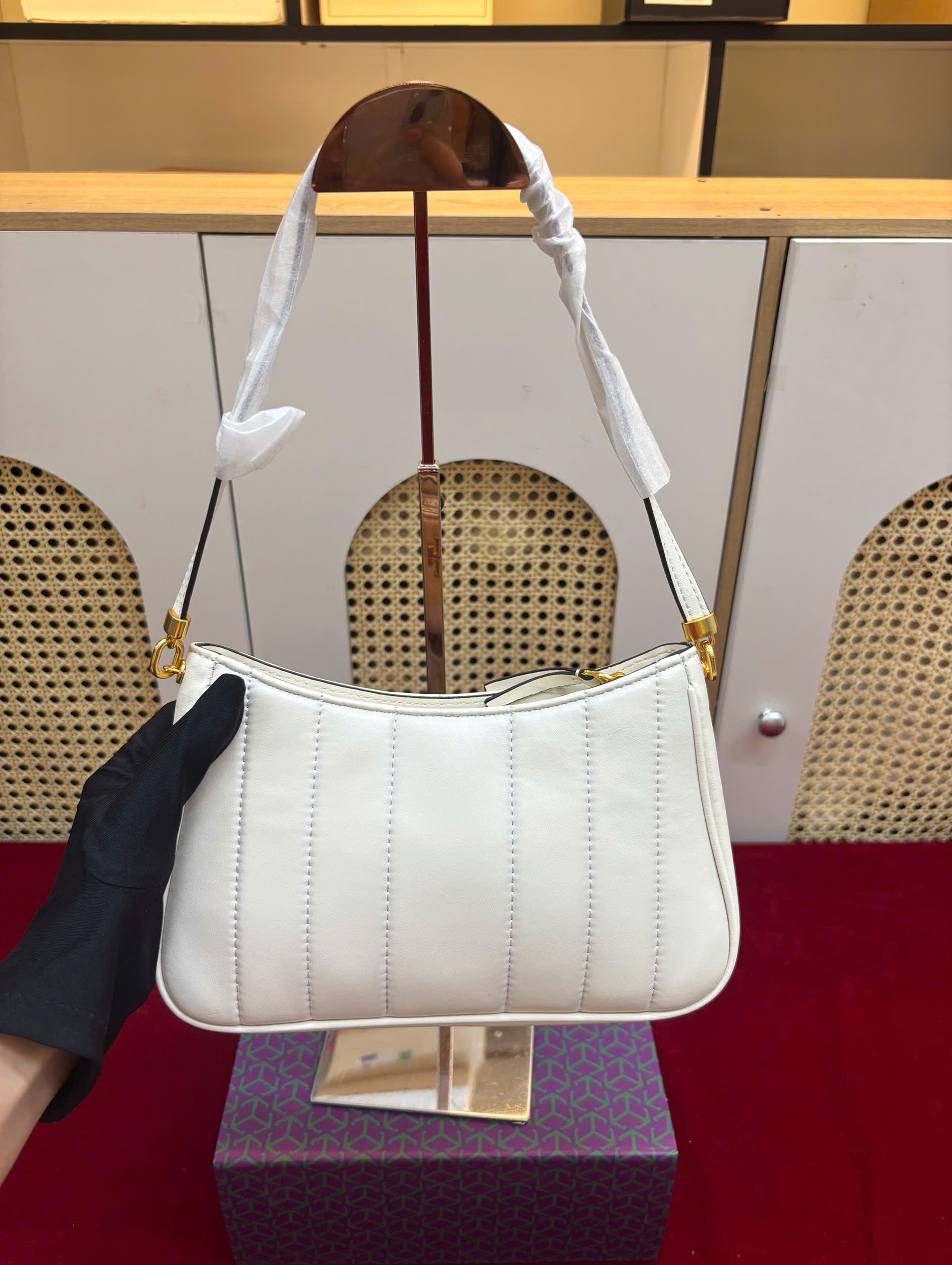 Túi Xách Tory Super Tory Burch Kira Màu Trắng Khóa Vàng Size 22cm