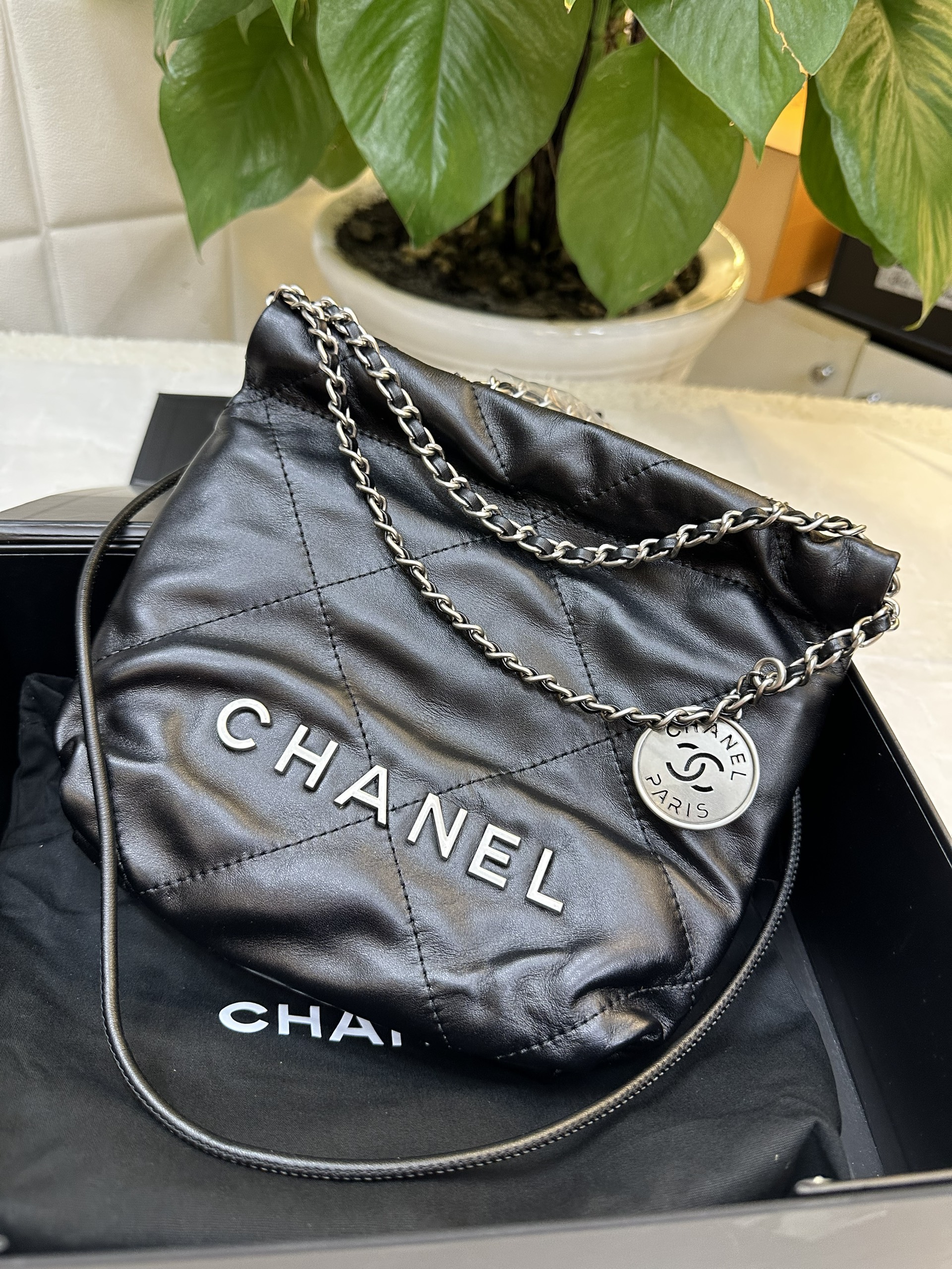 Túi Chanel 22 Shiny Calfskin Silver Tone Metal Black Mini Super Size 20cm