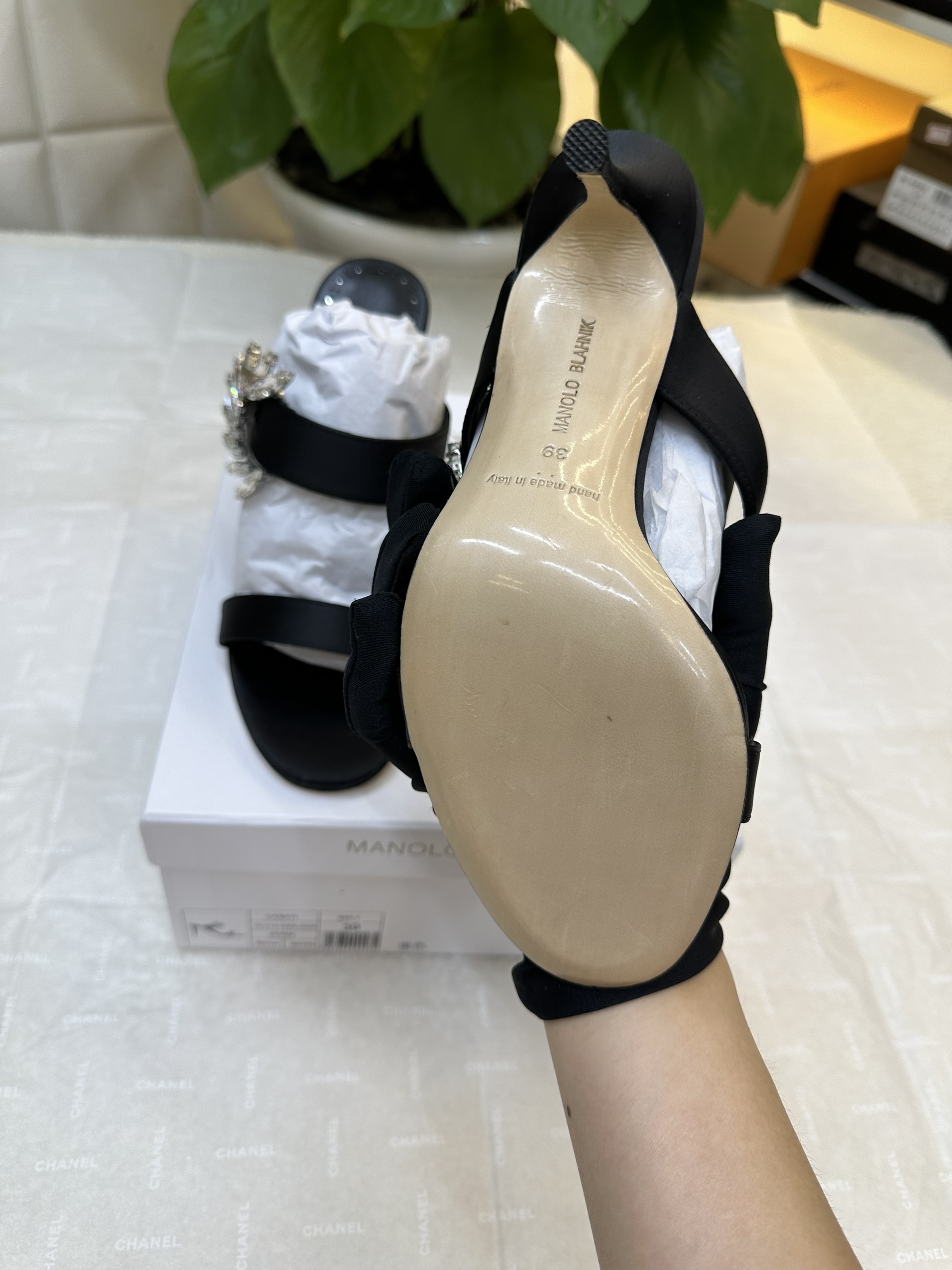 Giày Manolo Blahnik Chivela Crystal Heel Sandals Siêu Cấp Màu Đen Size 39