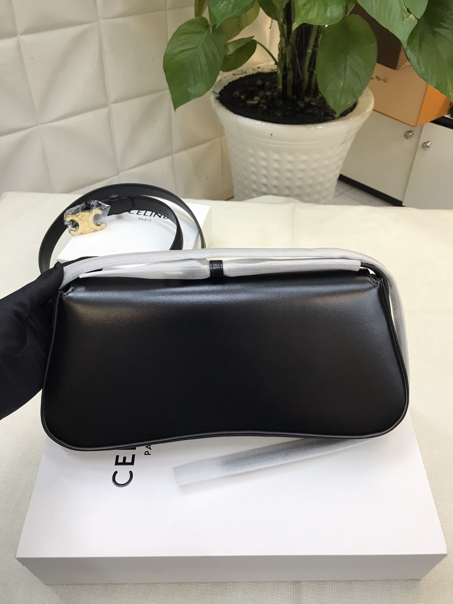 Túi Medium Celine Lola Bag In Shiny Calfskin Siêu Cấp Size 28cm