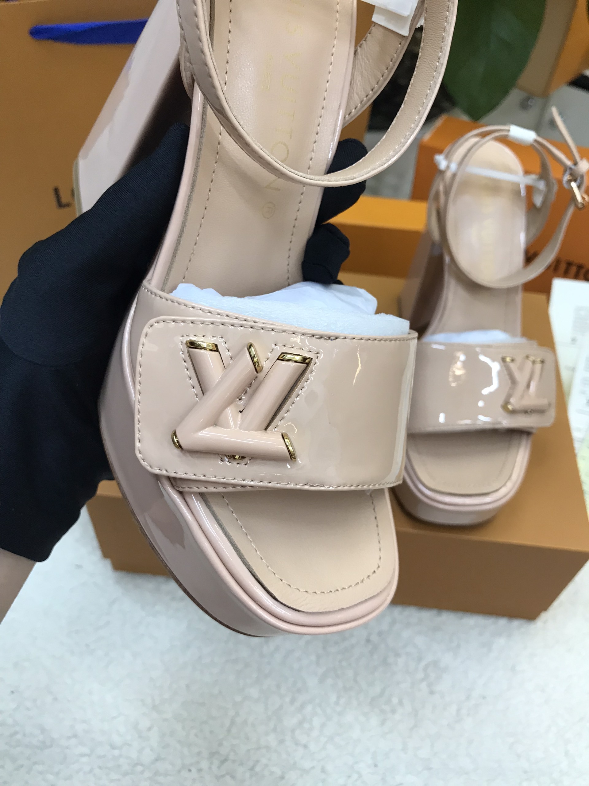 Giày LV Shake Sandal Siêu Cấp Màu Nude Size 35 1ABPAC