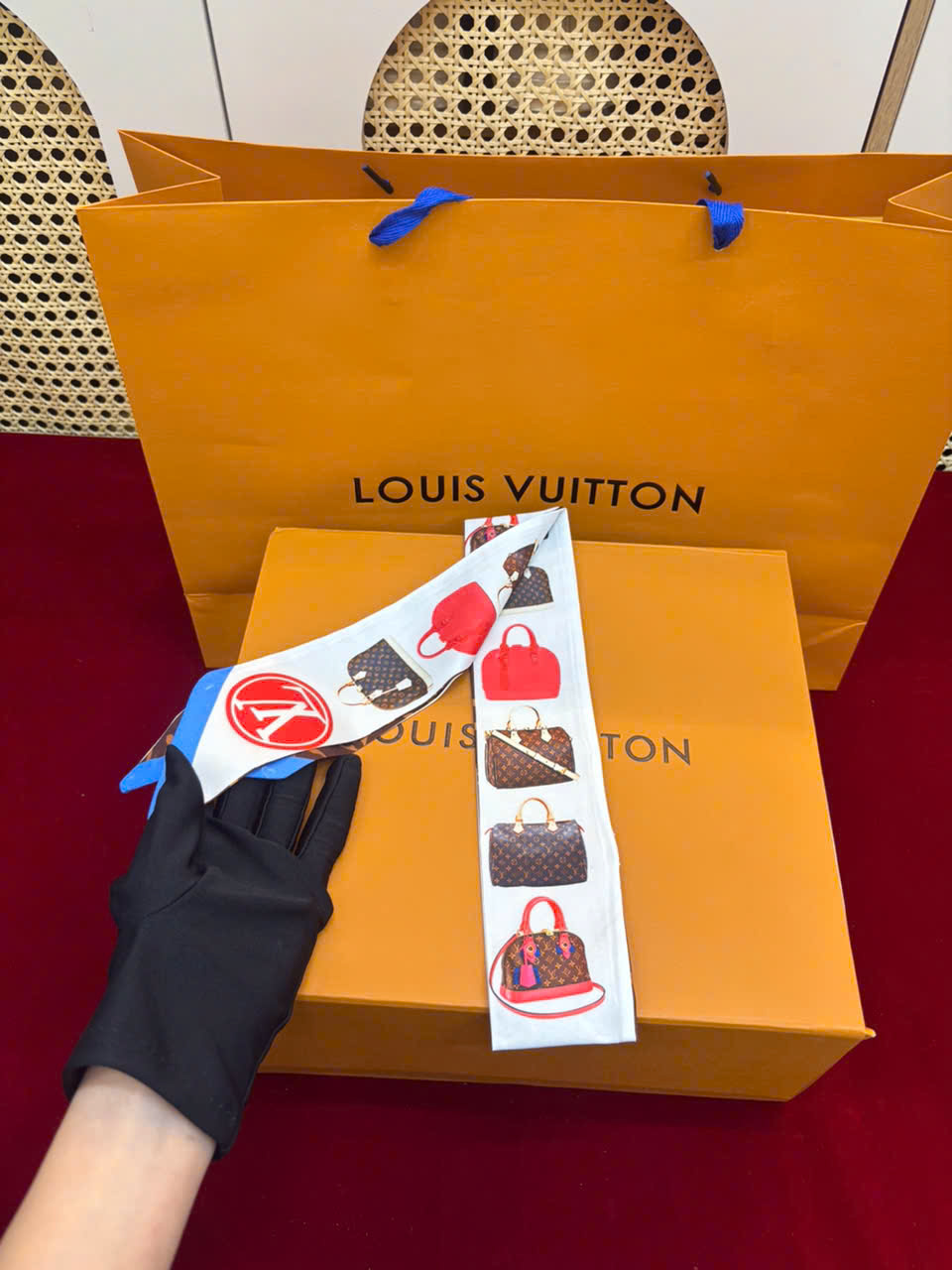 Khăn LV Cột Túi Xách Super 09