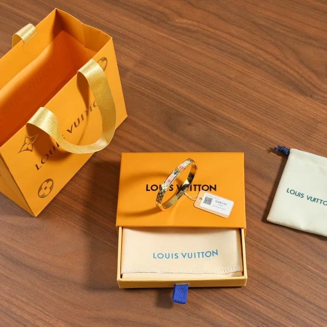 Vòng Tay Louis Vuitton Vàng Hình Vuông Siêu Cấp Họa Tiết Trắng Hồng