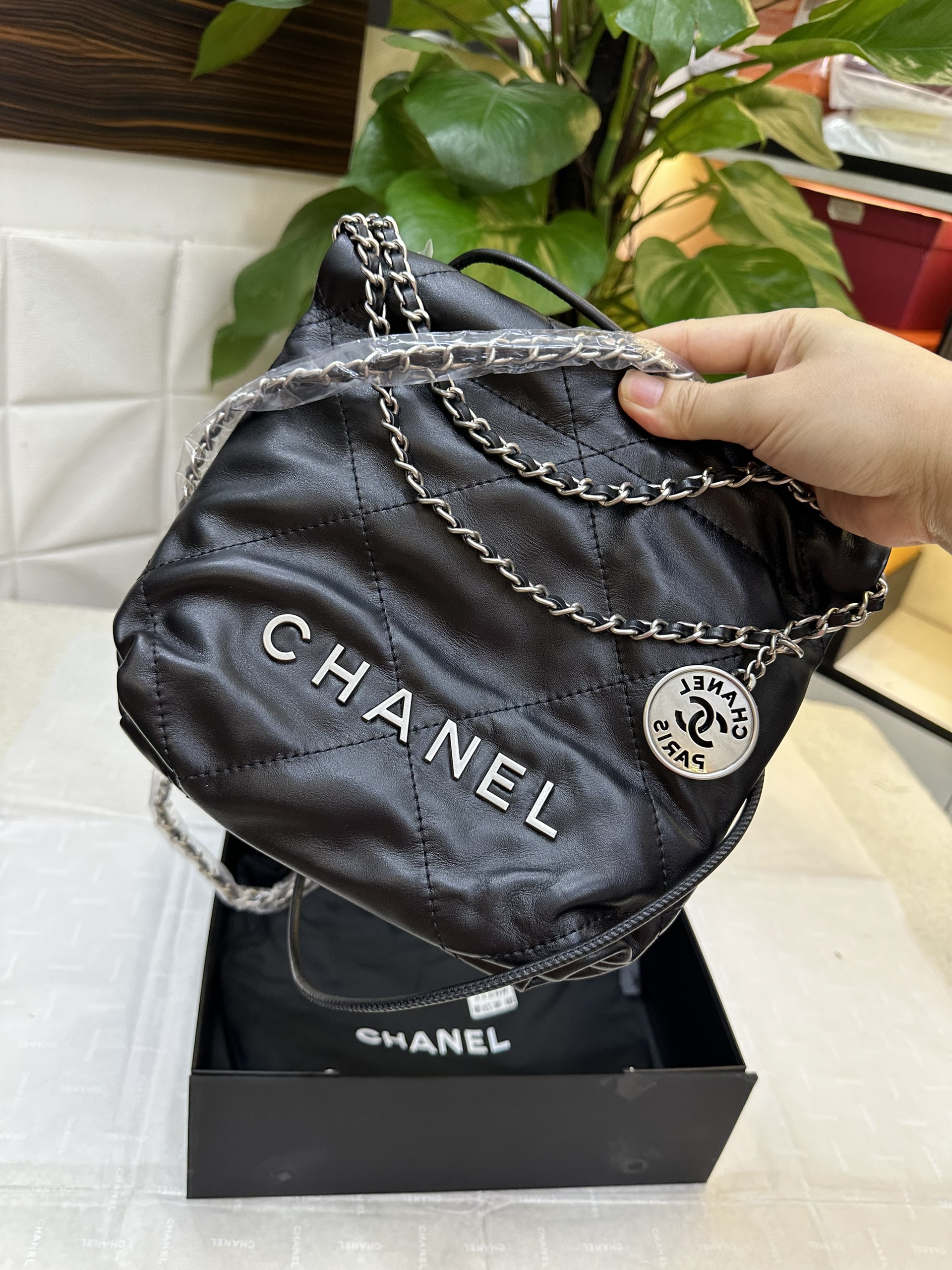 Túi Chanel 22 Shiny Calfskin Silver Tone Metal Black Mini Super Size 20cm