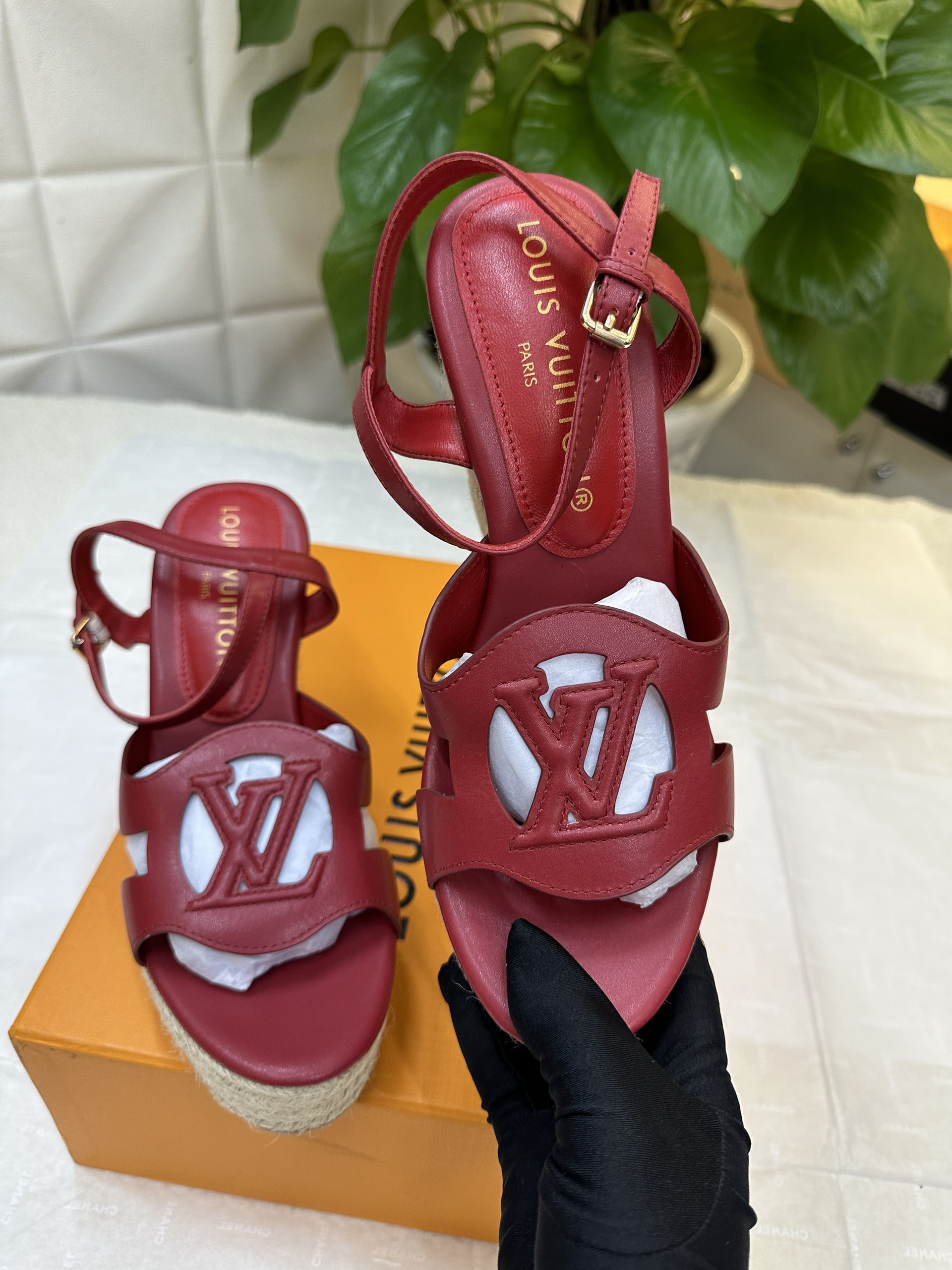 Giày LV Isola Wedge Sandal Siêu Cấp Màu Đỏ Size 39 1ACI99