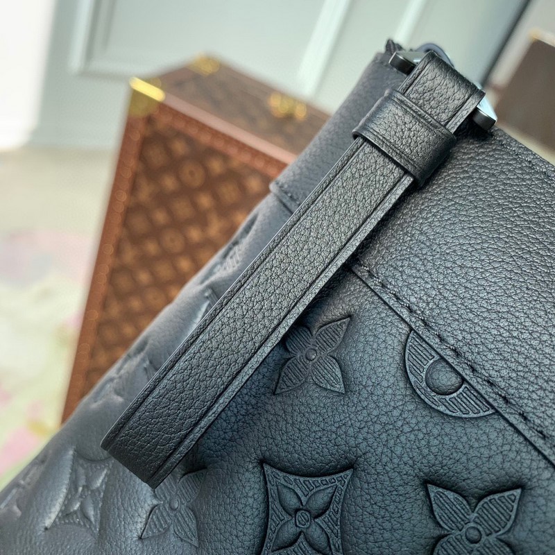 Túi LV Clutches Pochette Voyage Souple M82545 Màu Đen