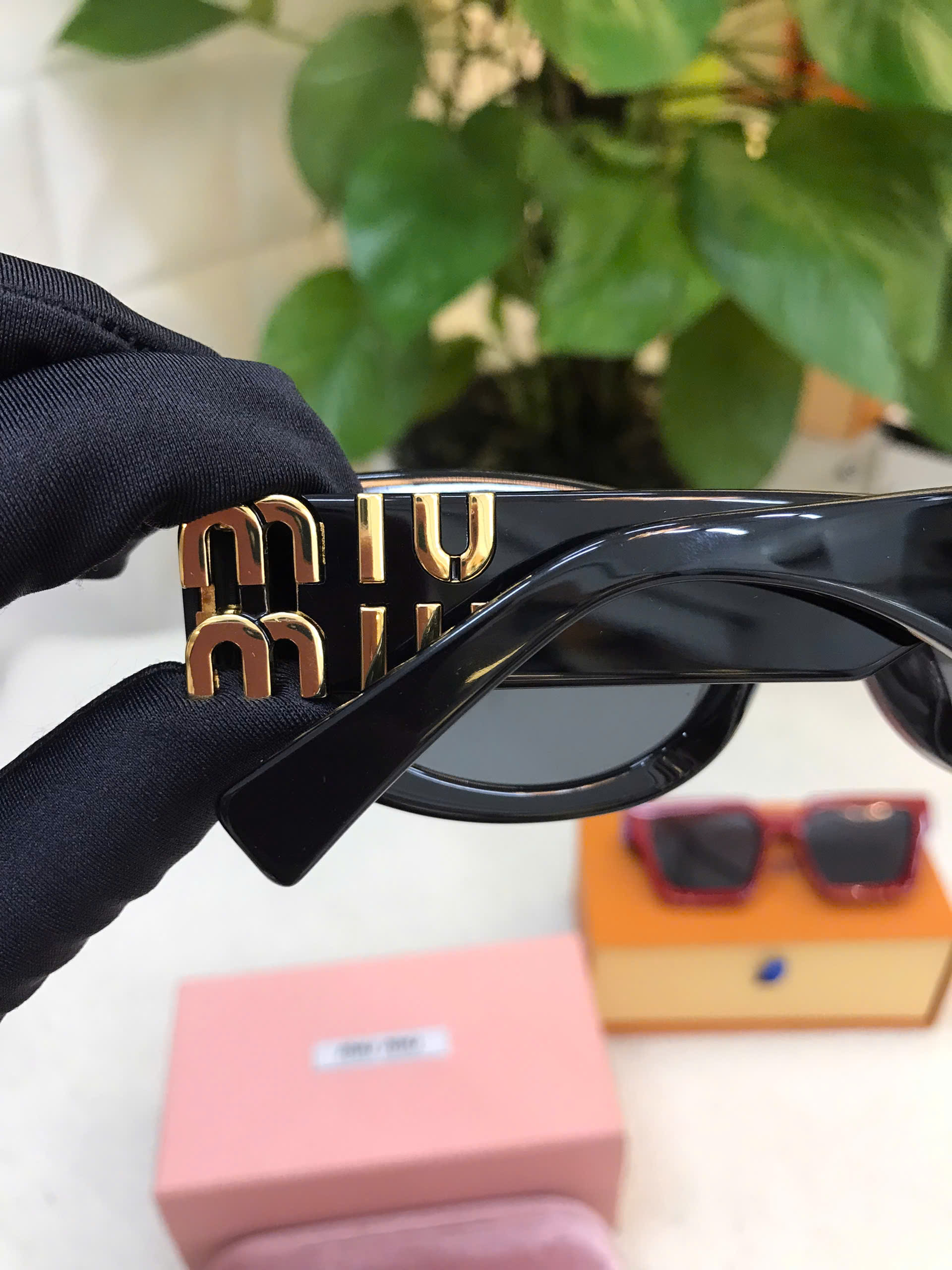 Kính Mát Miu Glimpse Sunglasses Siêu Cấp Màu Đen