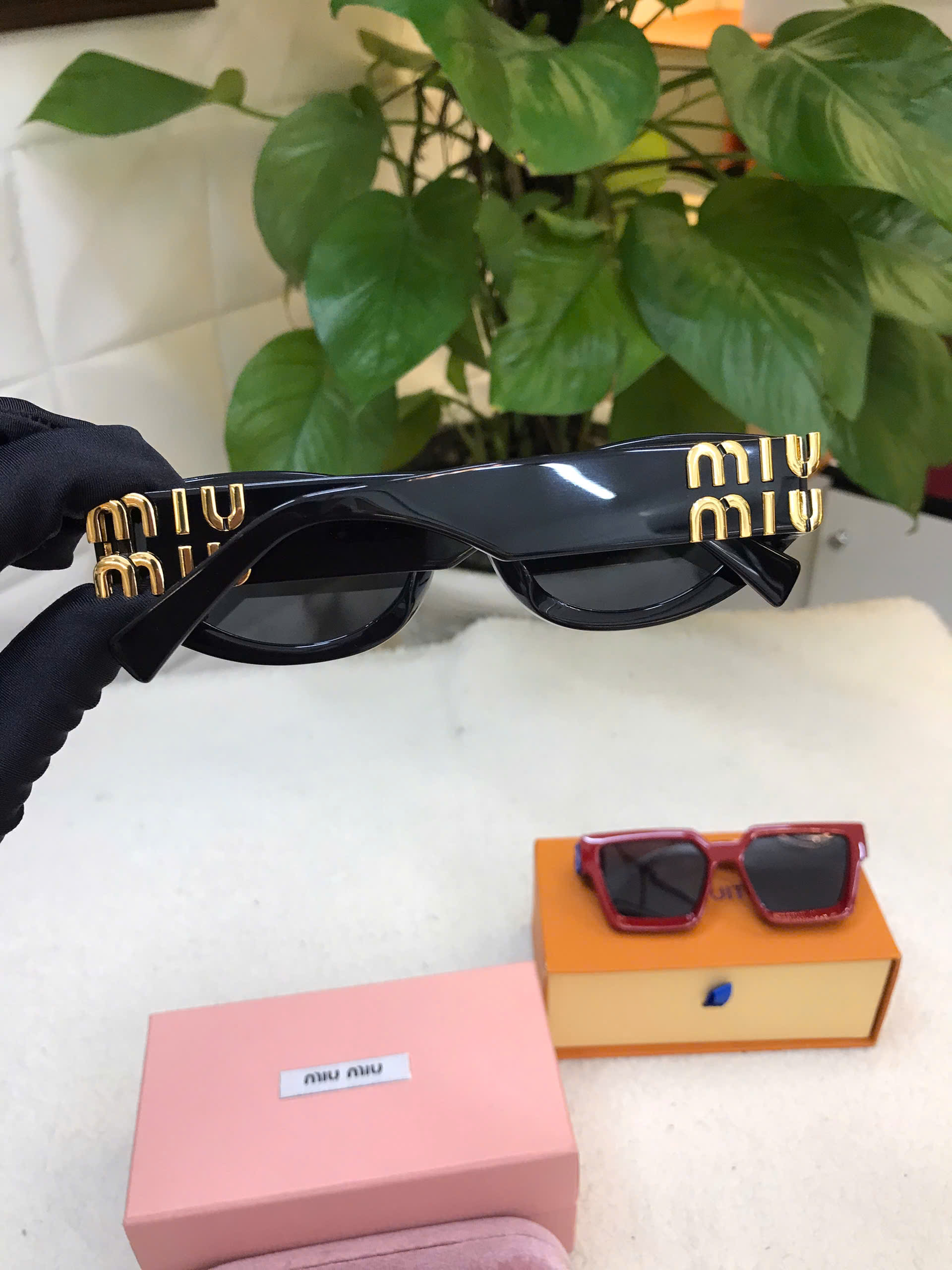 Kính Mát Miu Glimpse Sunglasses Siêu Cấp Màu Đen