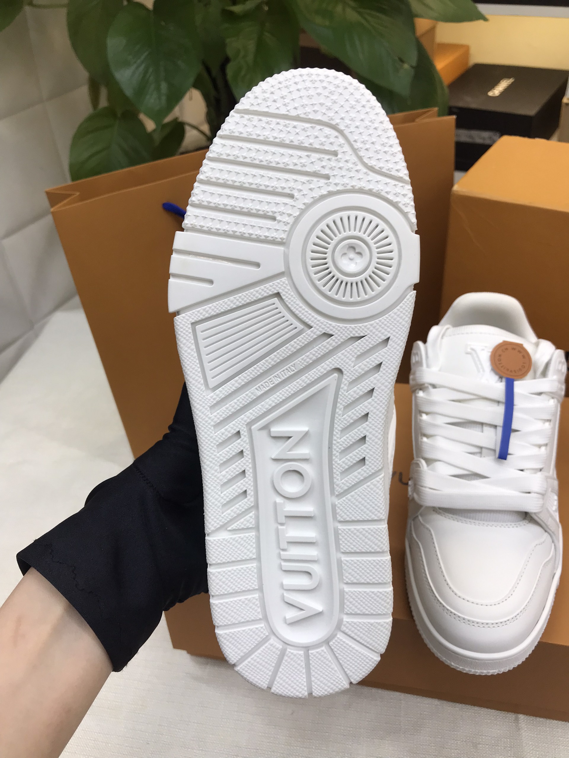 Giày LV Trainer Sneaker VIP Màu Trắng Size 37 1A9G55