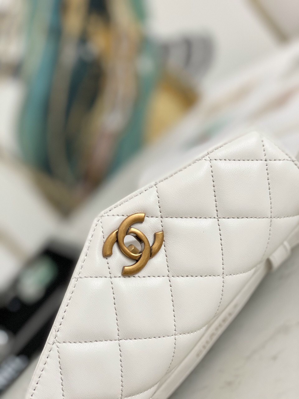 Túi Xách Chanel Siêu Cấp Đeo Bụng Màu Trắng Ô Trám Khóa Vàng size 18cm