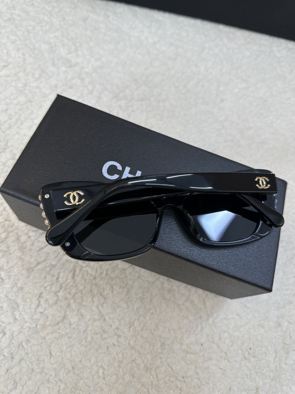 Kính Chanel Mắt Mèo Đính Ngọc Trai Màu Đen Size: 54 - 16 - 145 mm