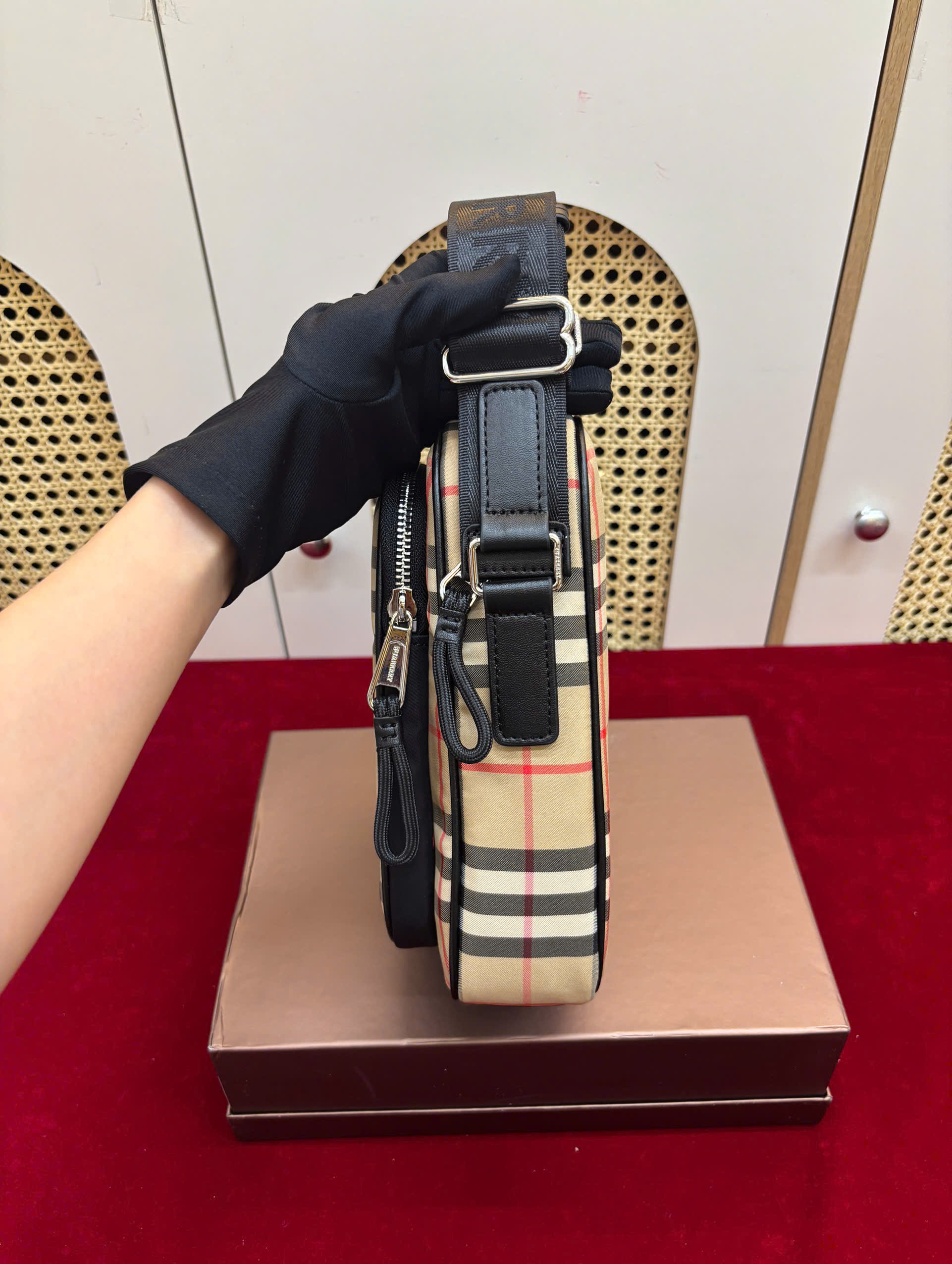 Túi Burberry Vintage Check Crossbody Bag Super Size 22cm