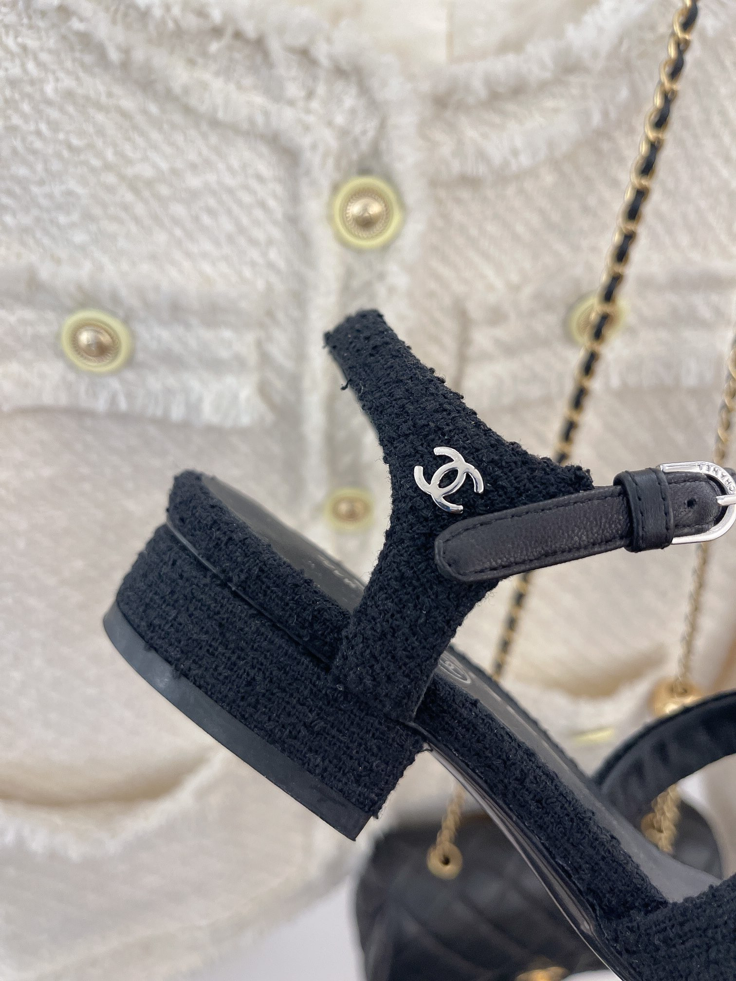 Giày Chanel Siêu Cấp Màu Đen Đính Logo Màu Vàng Đủ Size