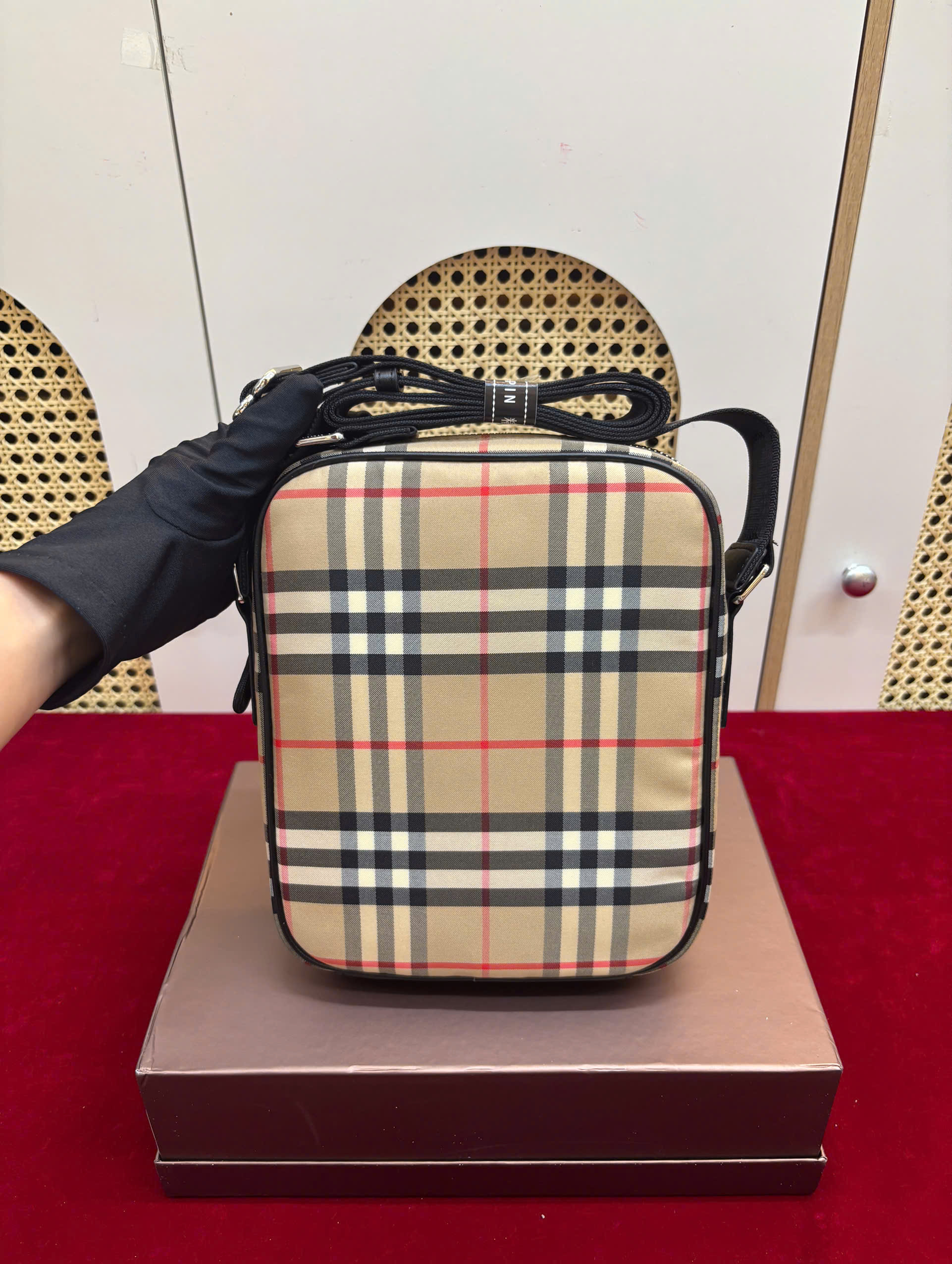 Túi Burberry Vintage Check Crossbody Bag Super Size 22cm