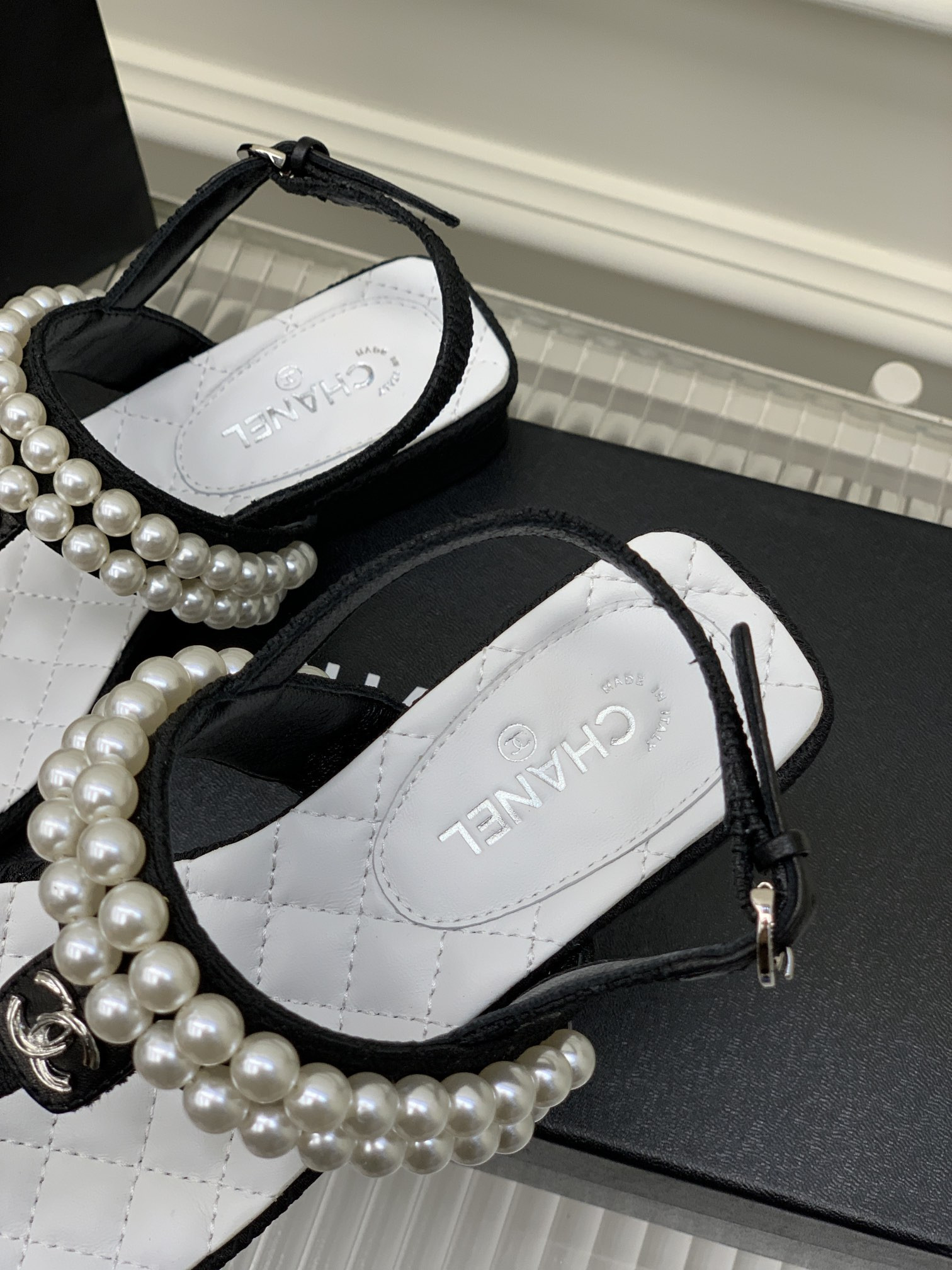 Giày Chanel Siêu Cấp Sandal Bệt Xỏ Ngón Màu Trắng Kèm Quai Đính Hai Chuỗi Ngọc