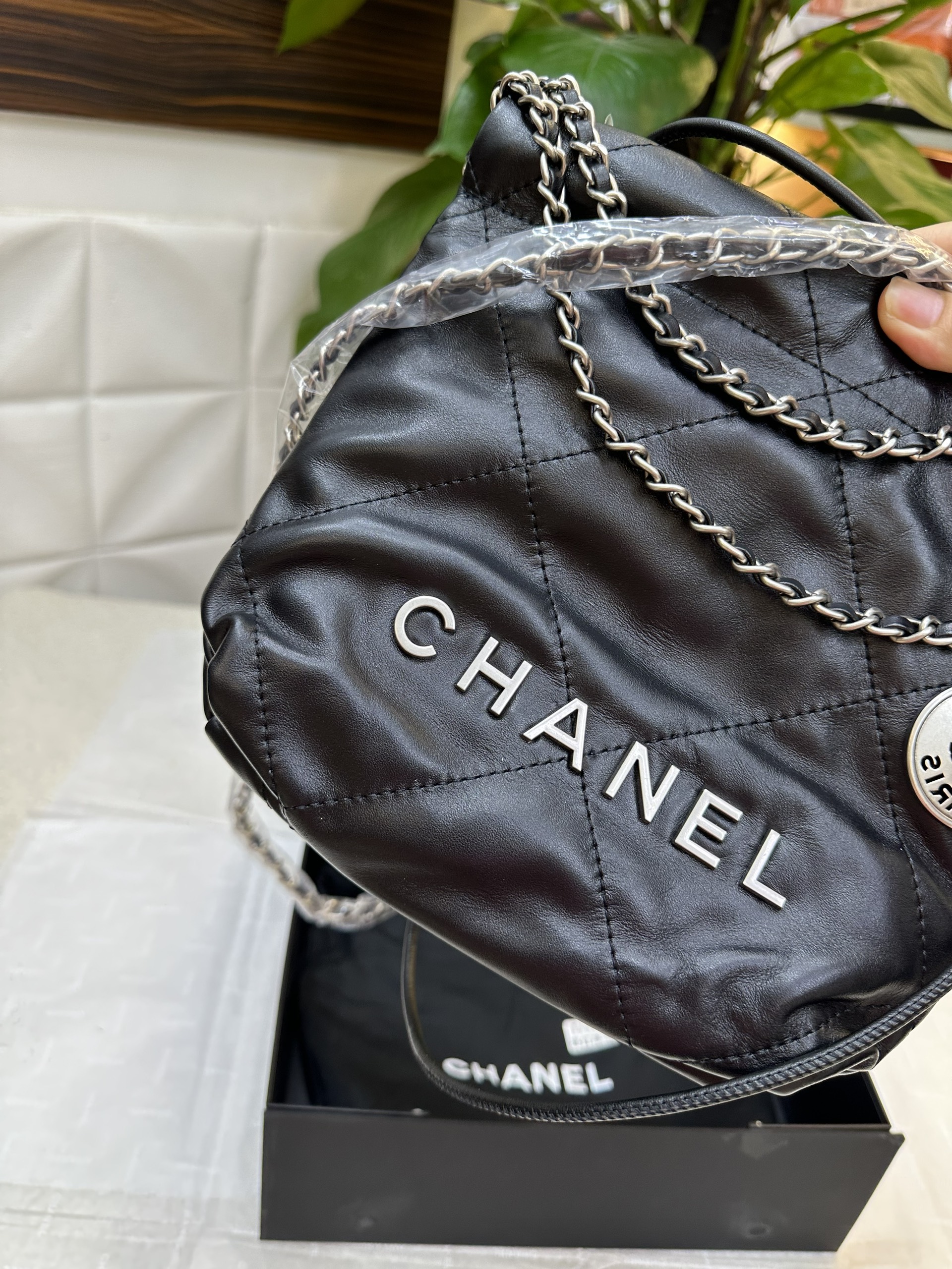 Túi Chanel 22 Shiny Calfskin Silver Tone Metal Black Mini Super Size 20cm