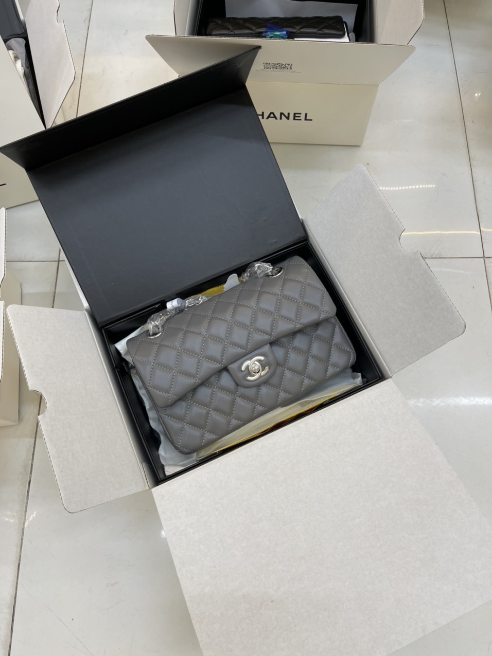 Túi xách Chanel Super Classic Medium Khóa Bạc Màu Xám Size 20cm