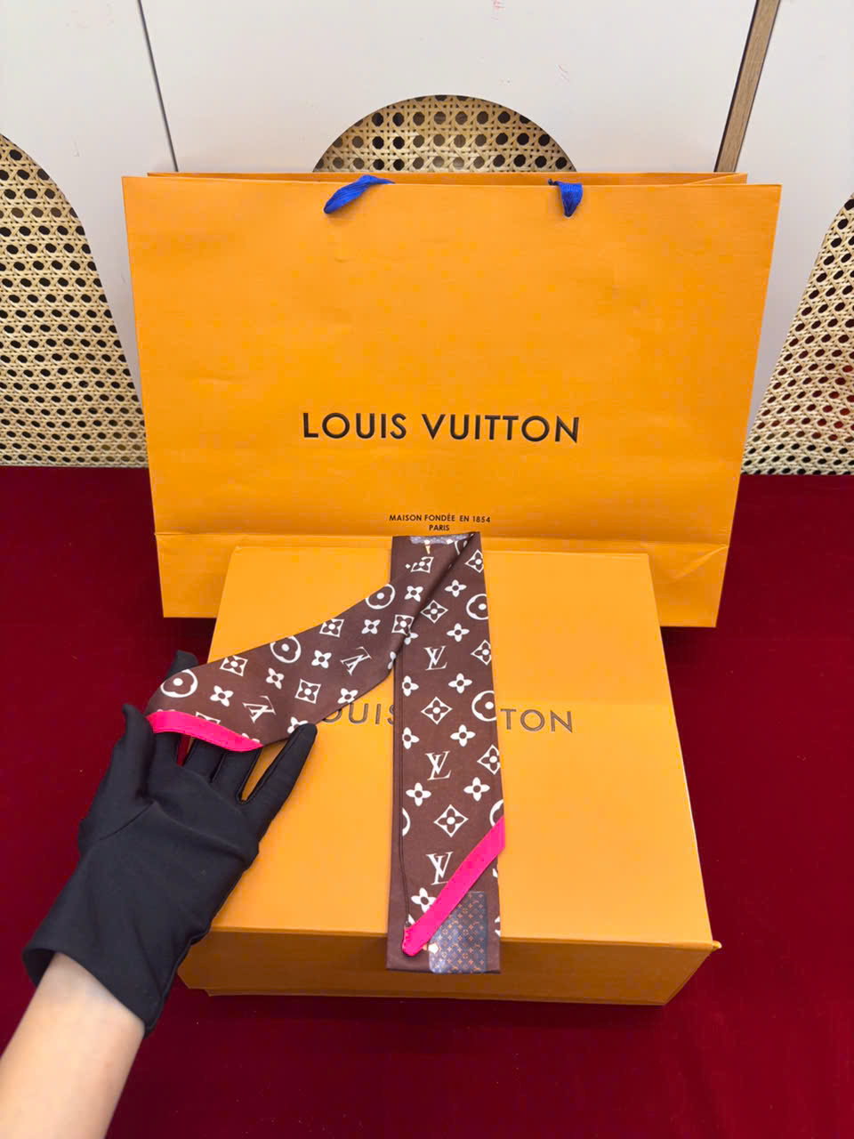 Khăn LV Cột Túi Xách Super 08