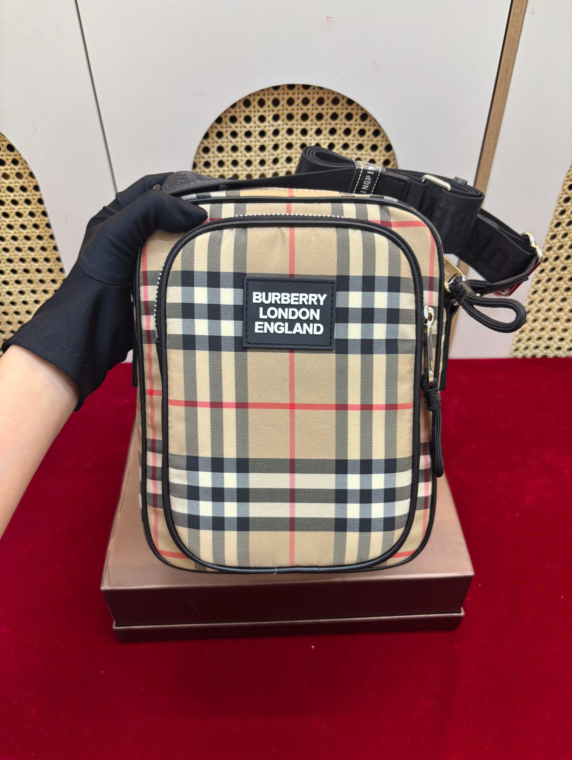 Túi Burberry Vintage Check Crossbody Bag Super Size 22cm