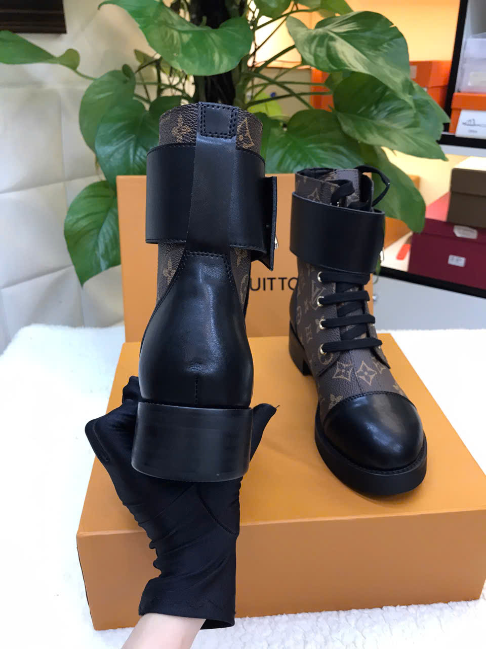 Giày Bốt LV Wonderland Flat Ranger Boot Siêu Cấp Size 40 1AAV60