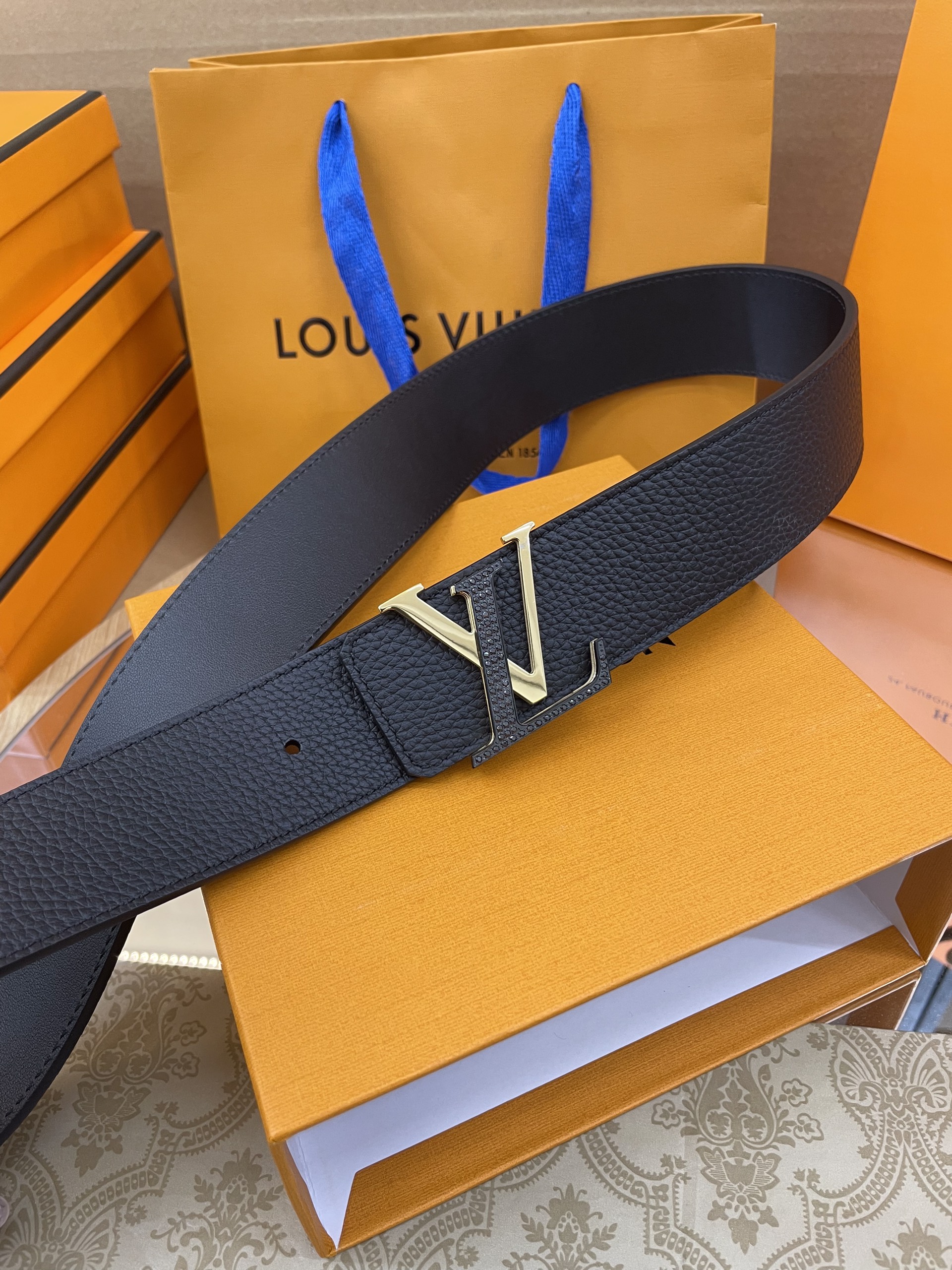 Thắt Lưng LV logo LV Màu Đen Da Togo Bảng 3.5cm