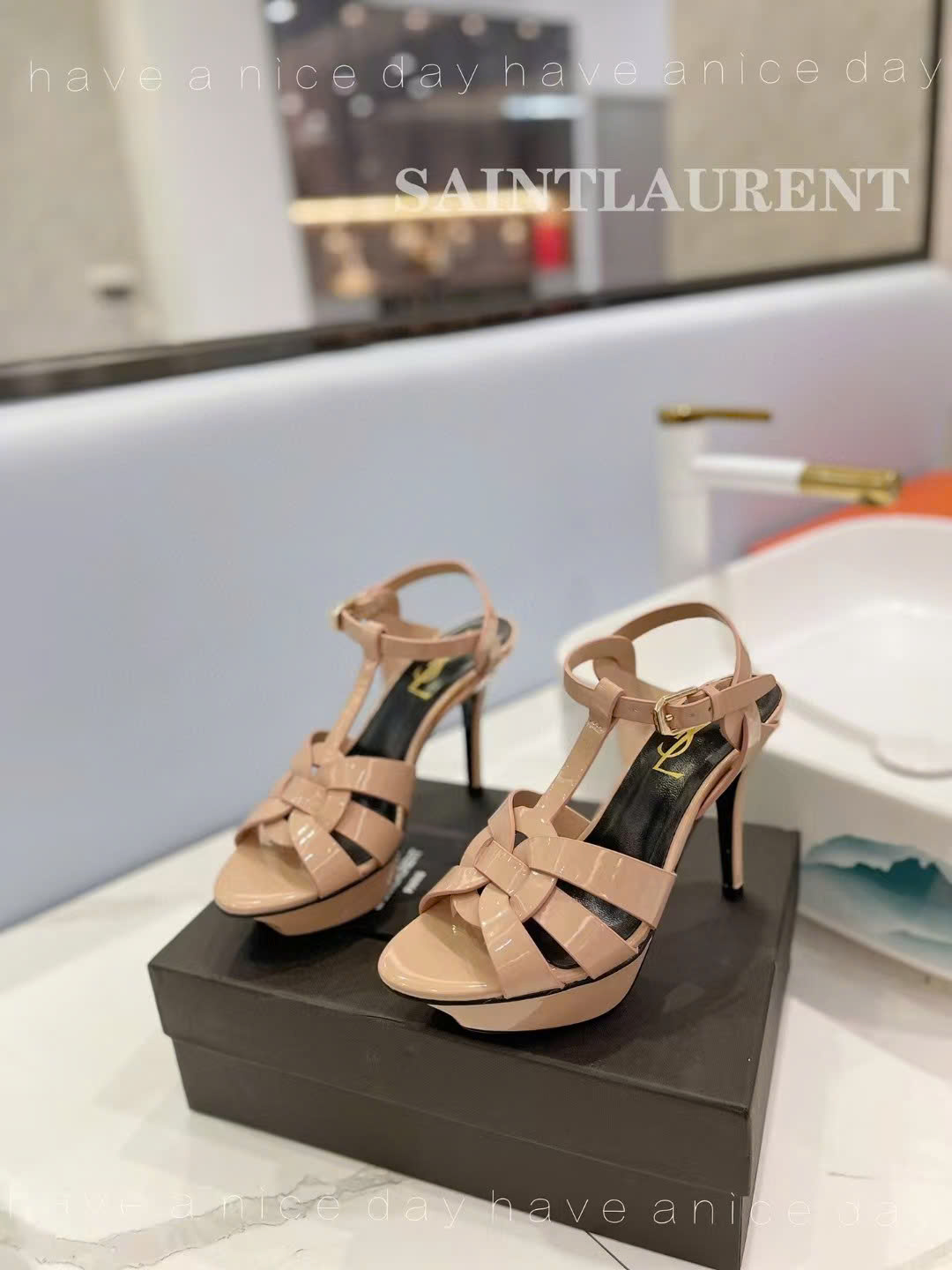 Bảng Màu Giày Tribute Platform Sandals In Patent Leather