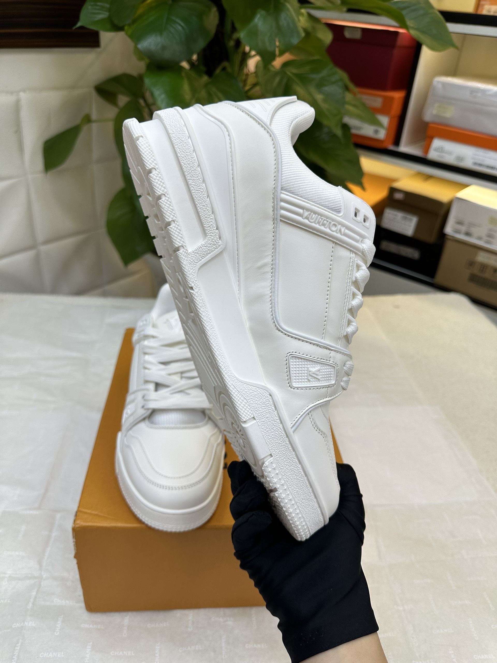 Giày LV Trainer Sneaker VIP Màu Trắng Size 43 1A9G55