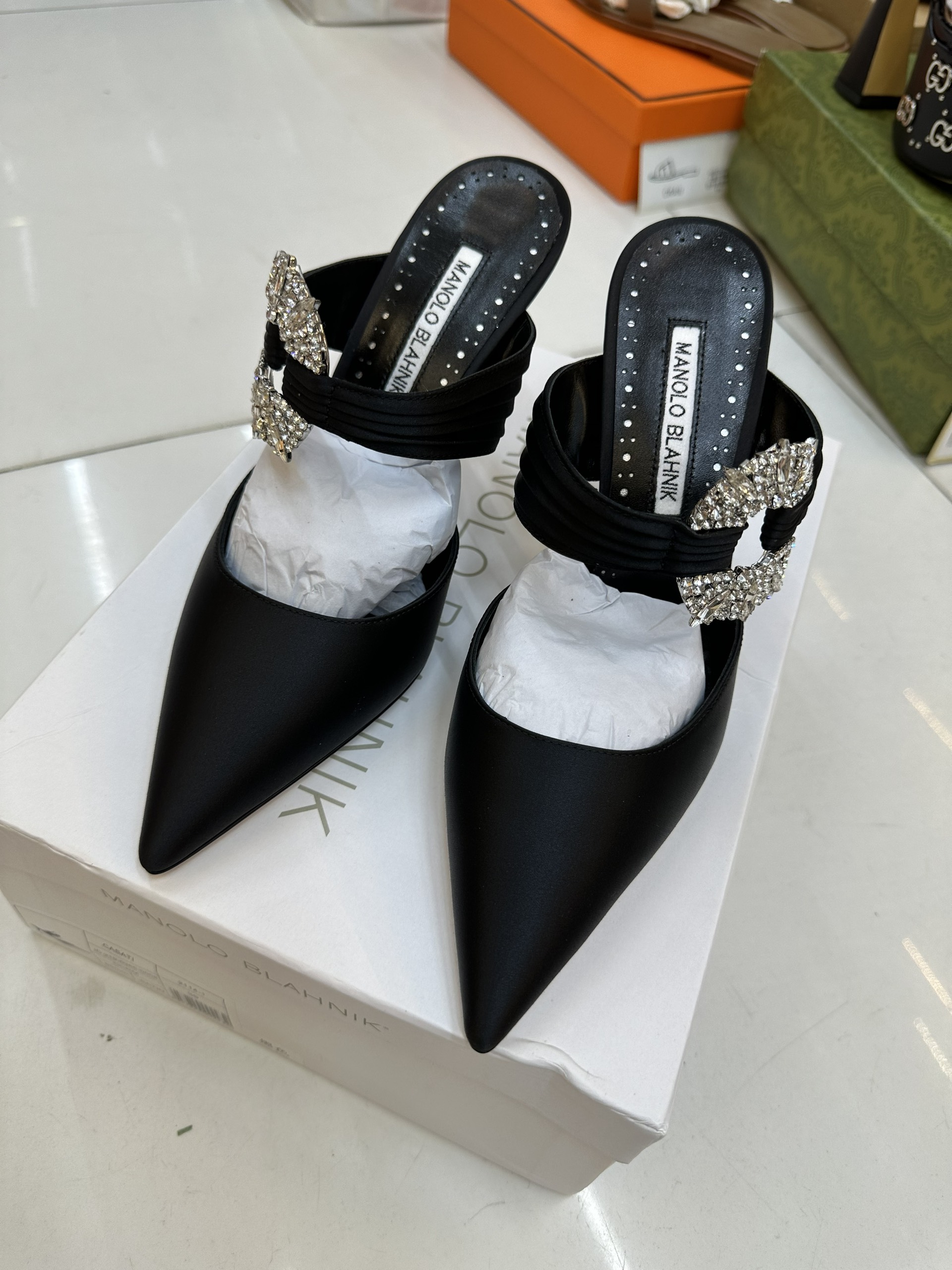 Giày Manolo Blahnk Maidugura Black Satin Embellished Buckle Mules Siêu Cấp Màu Đen Heels 9cm Size 39