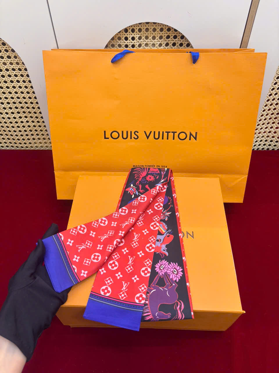 Khăn LV Cột Túi Xách Super 03