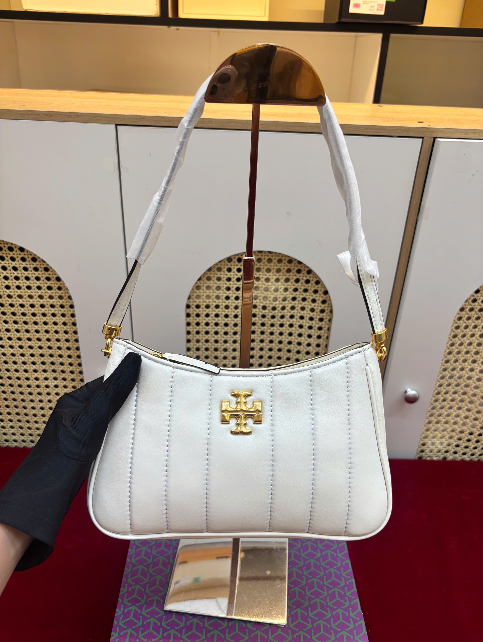 Túi Xách Tory Super Tory Burch Kira Màu Trắng Khóa Vàng Size 22cm