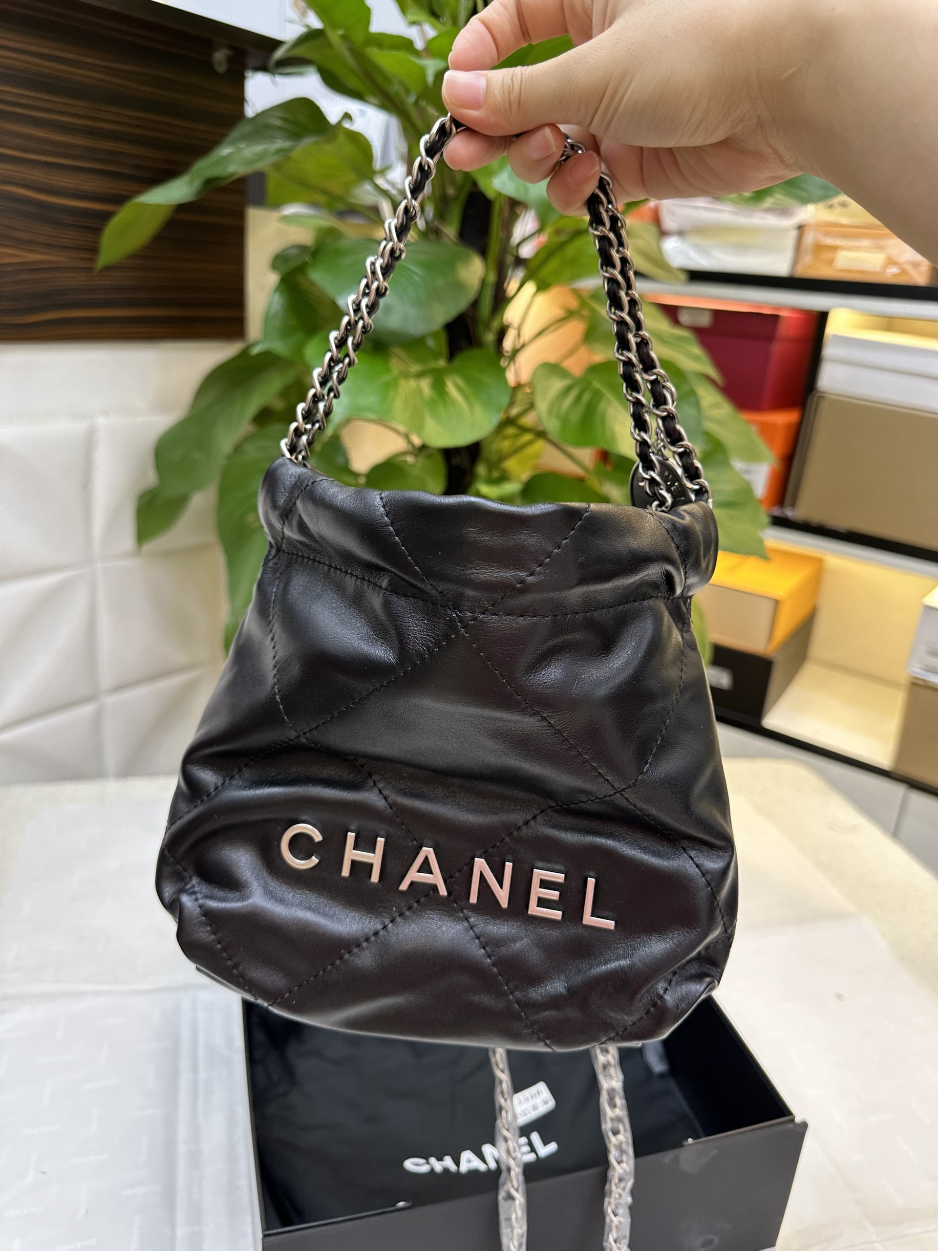 Túi Chanel 22 Shiny Calfskin Silver Tone Metal Black Mini Super Size 20cm