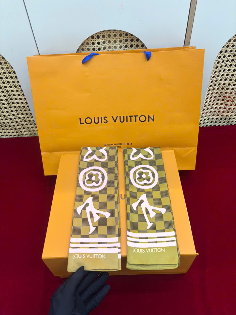 Khăn LV Cột Túi Xách Super 05