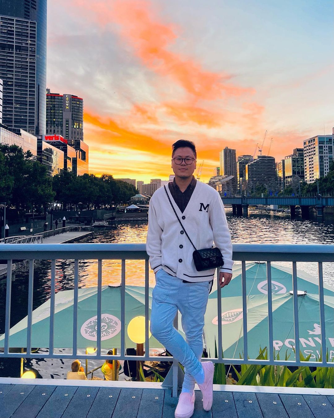 Túi Xách Chanel Classic Super Da Lì Màu Đen Khóa Vàng Size 20cm